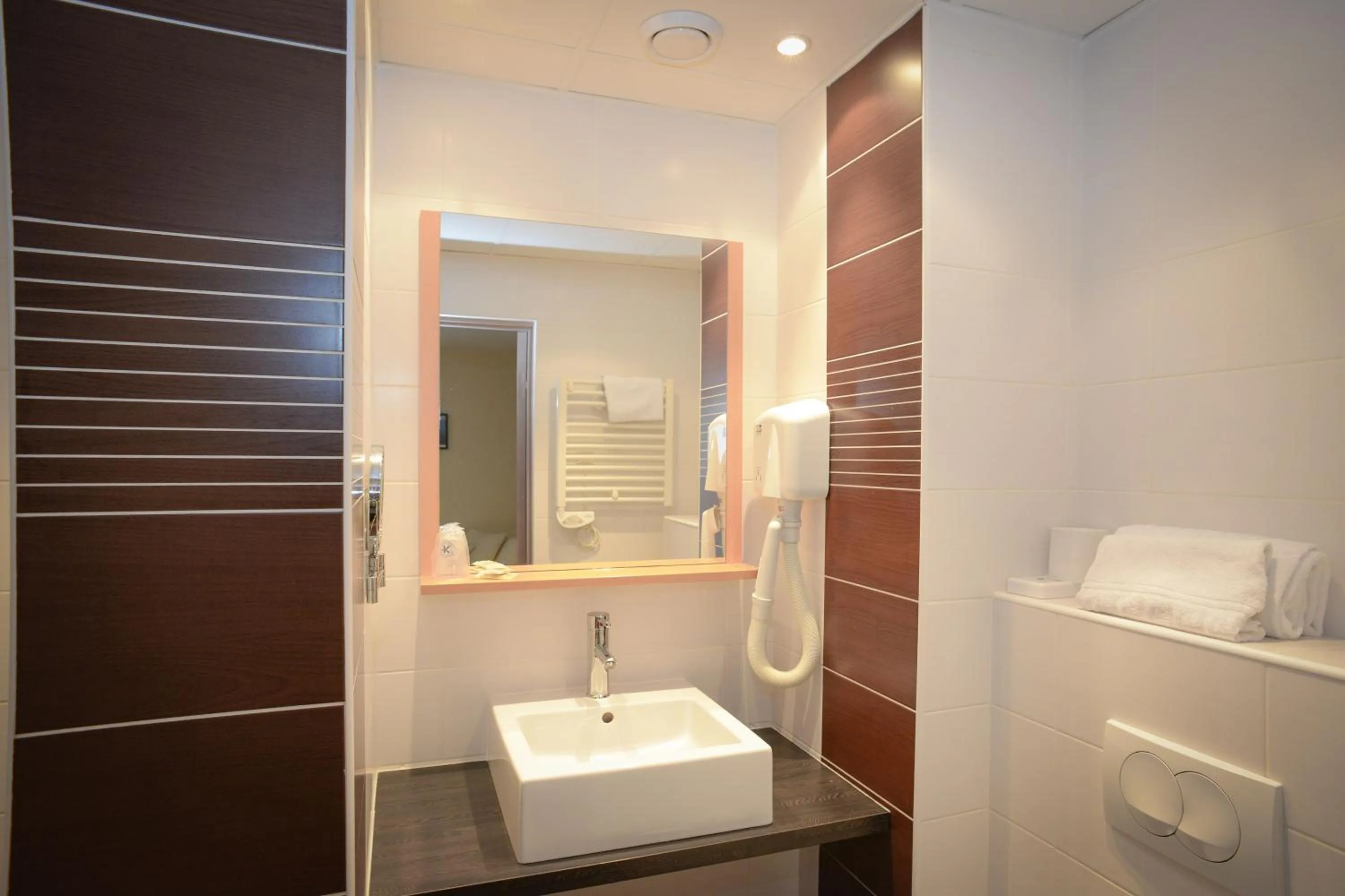 Bathroom in Hôtel Cositel, CIT'HOTEL Coutances