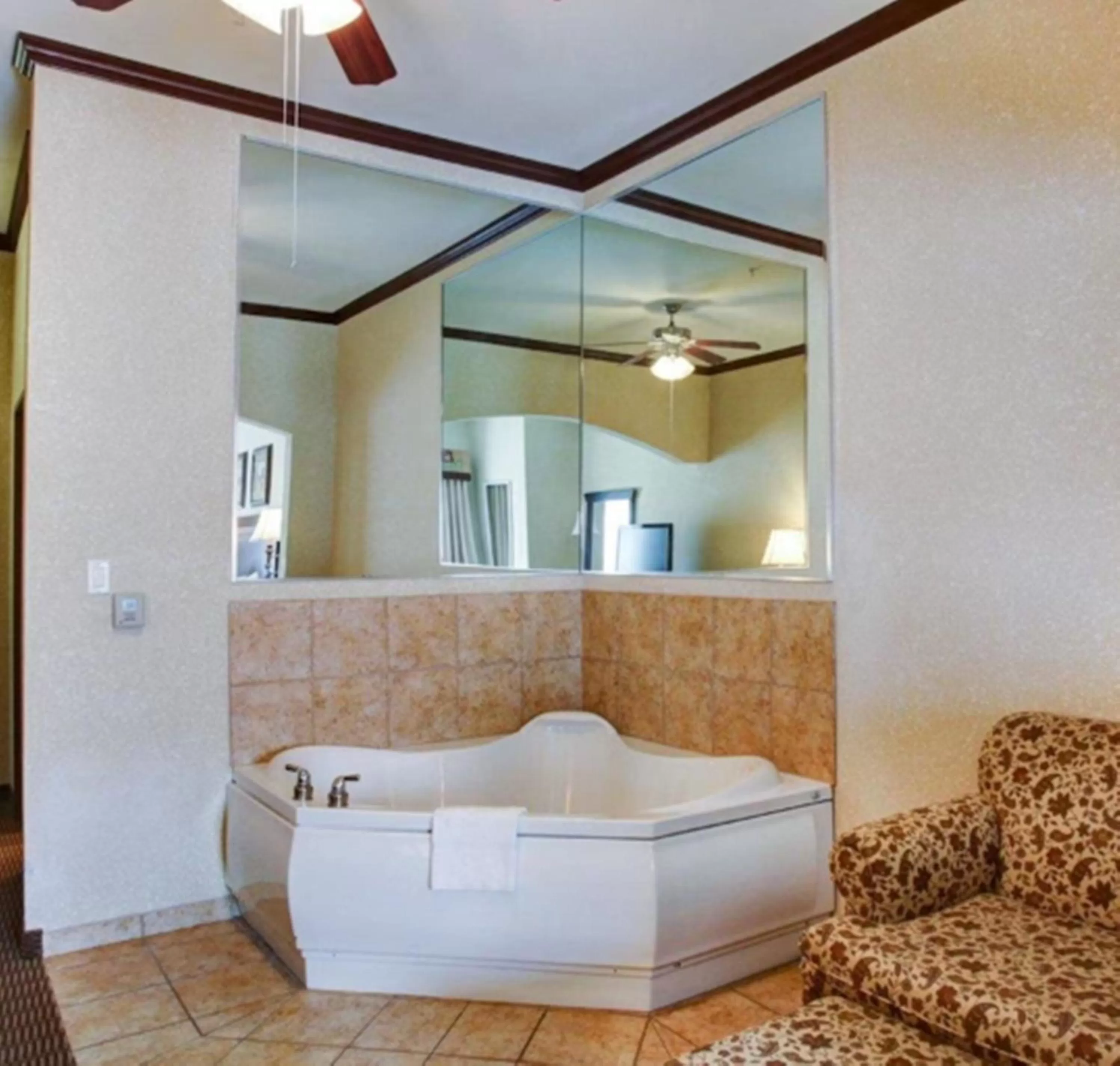 Bathroom in Comfort Suites University Drive