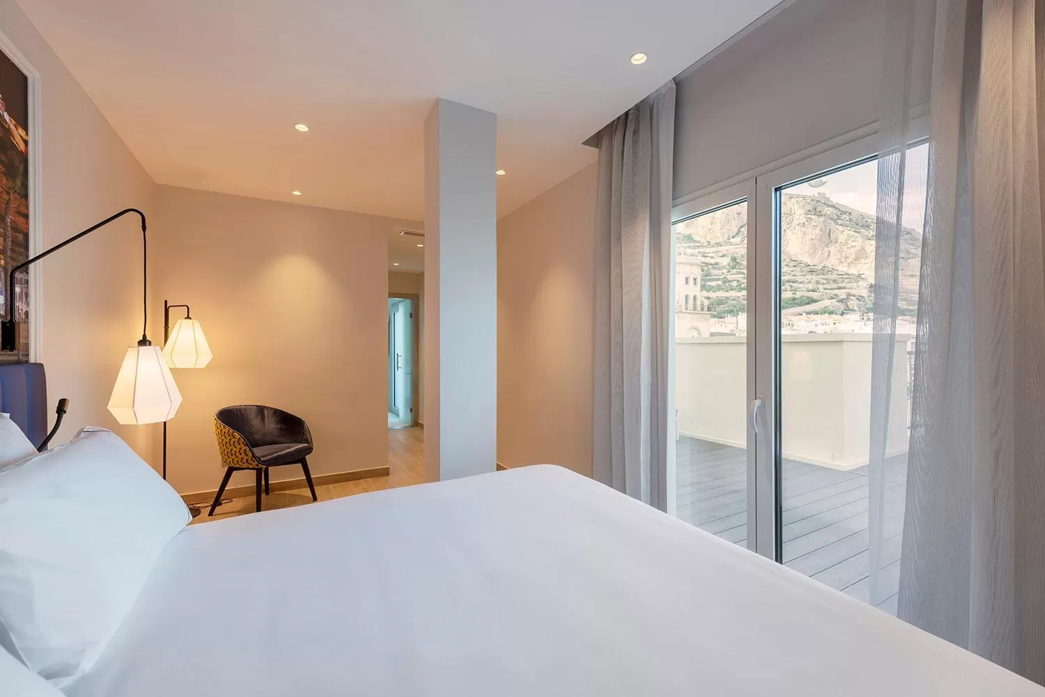 Bed in Eurostars Mediterranea Plaza