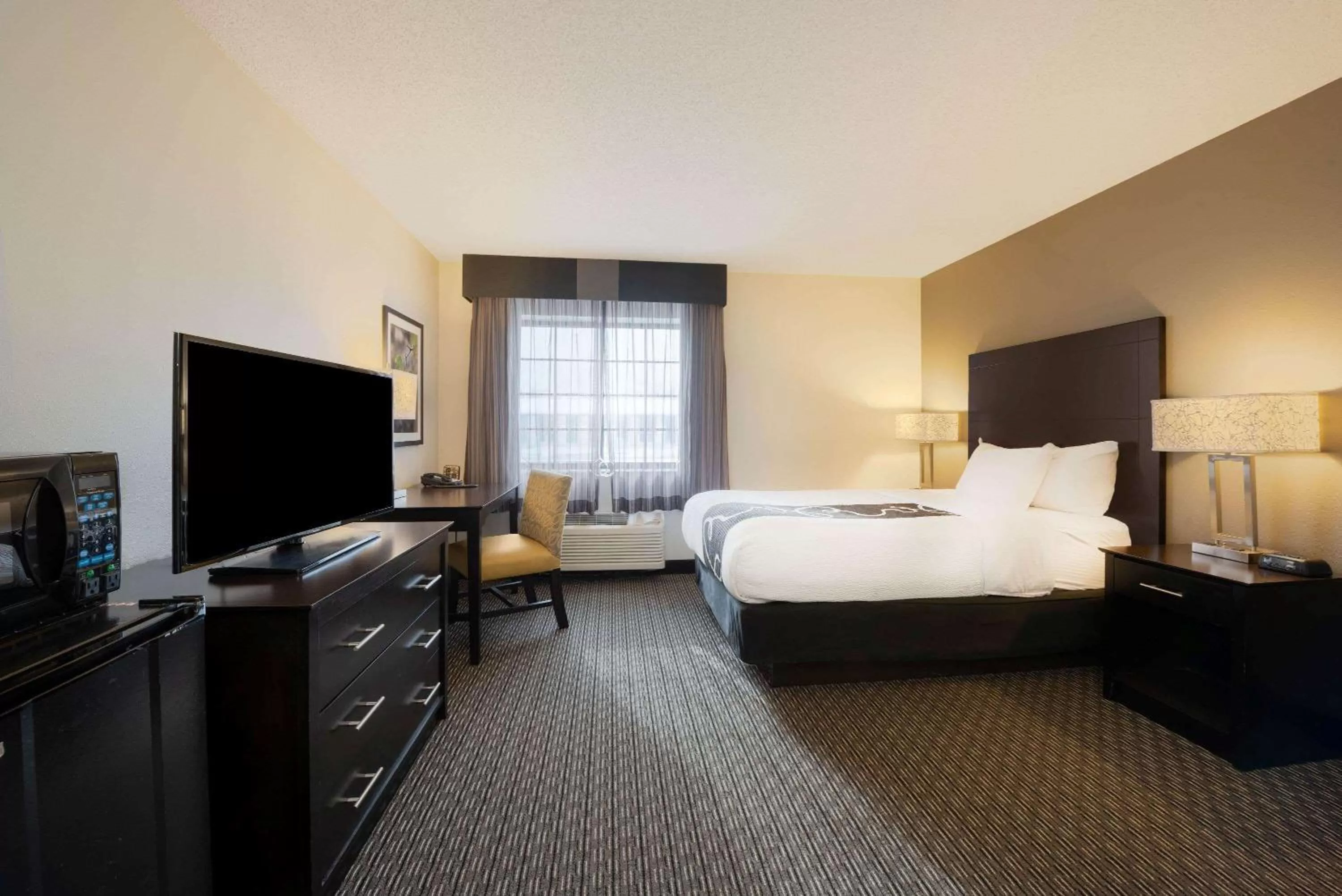 Photo of the whole room, Bed in La Quinta by Wyndham Cleveland Macedonia