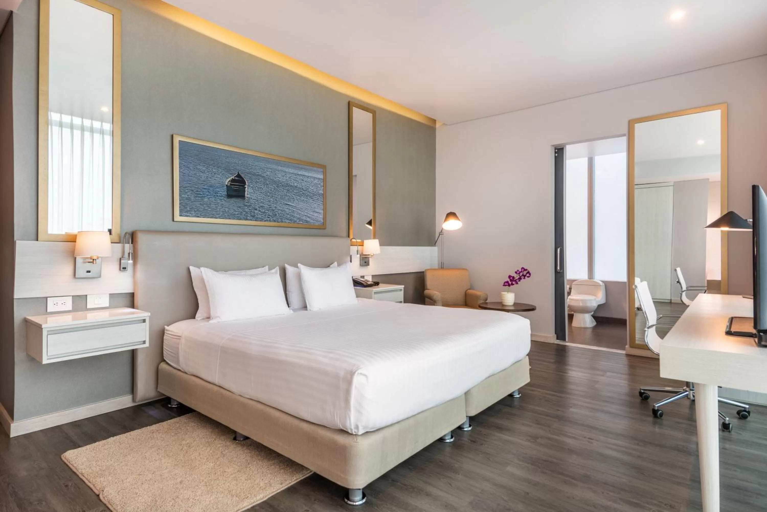 Photo of the whole room, Bed in Crowne Plaza Barranquilla by IHG