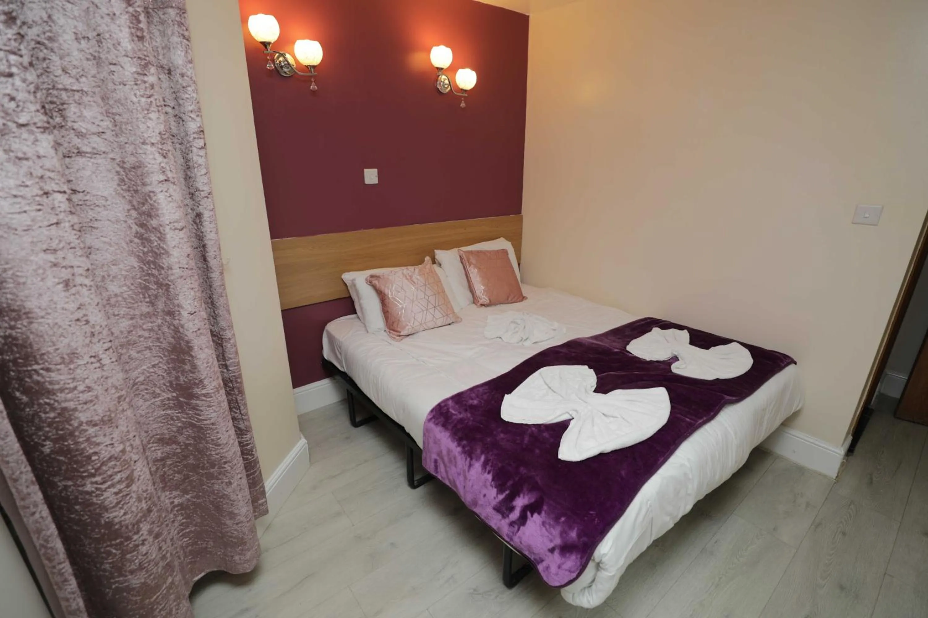 Bedroom, Bed in Holland Inn Hotel