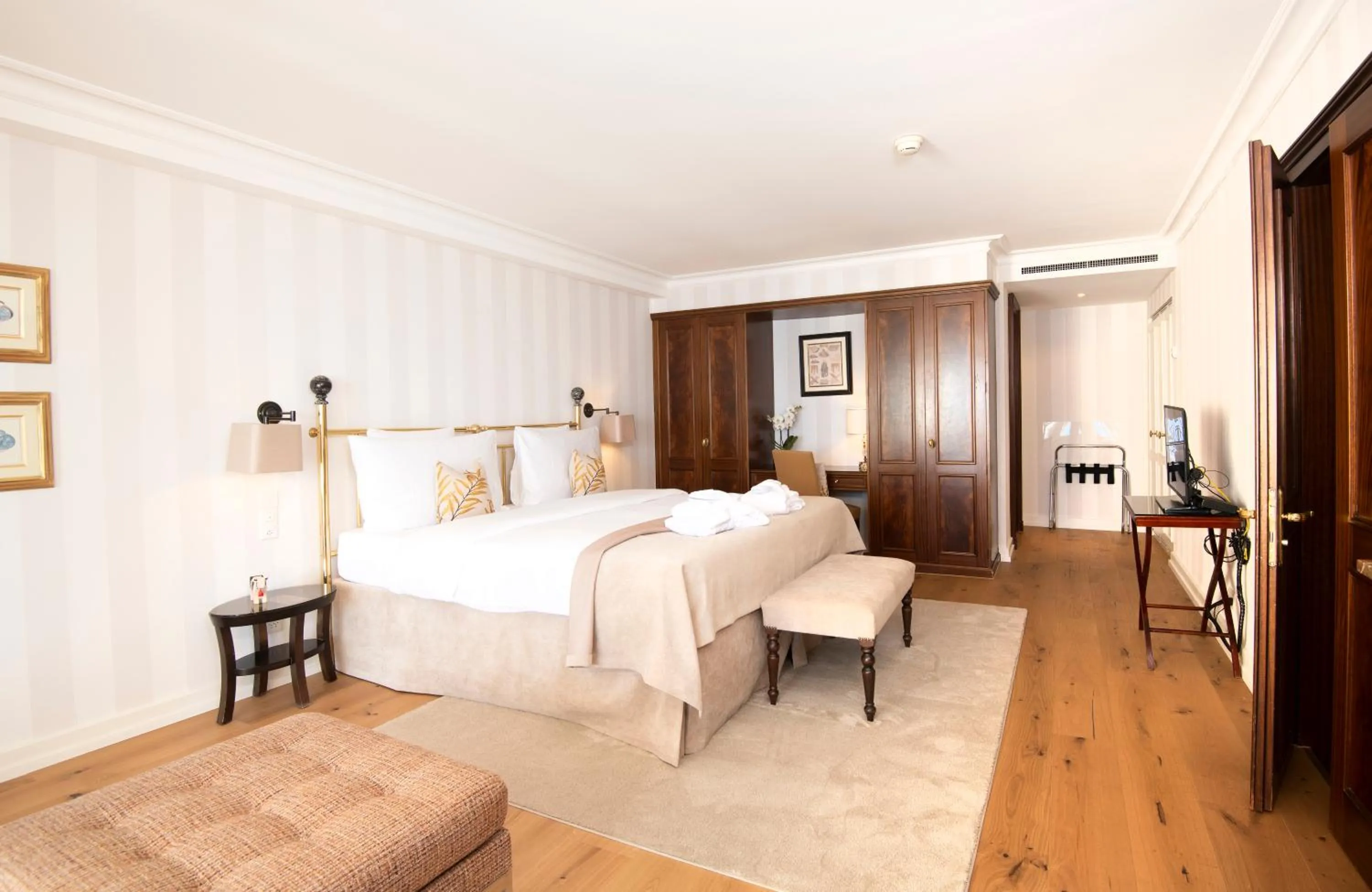 Bedroom, Bed in Hôtel Des Trois Couronnes & Spa - The Leading Hotels of the World