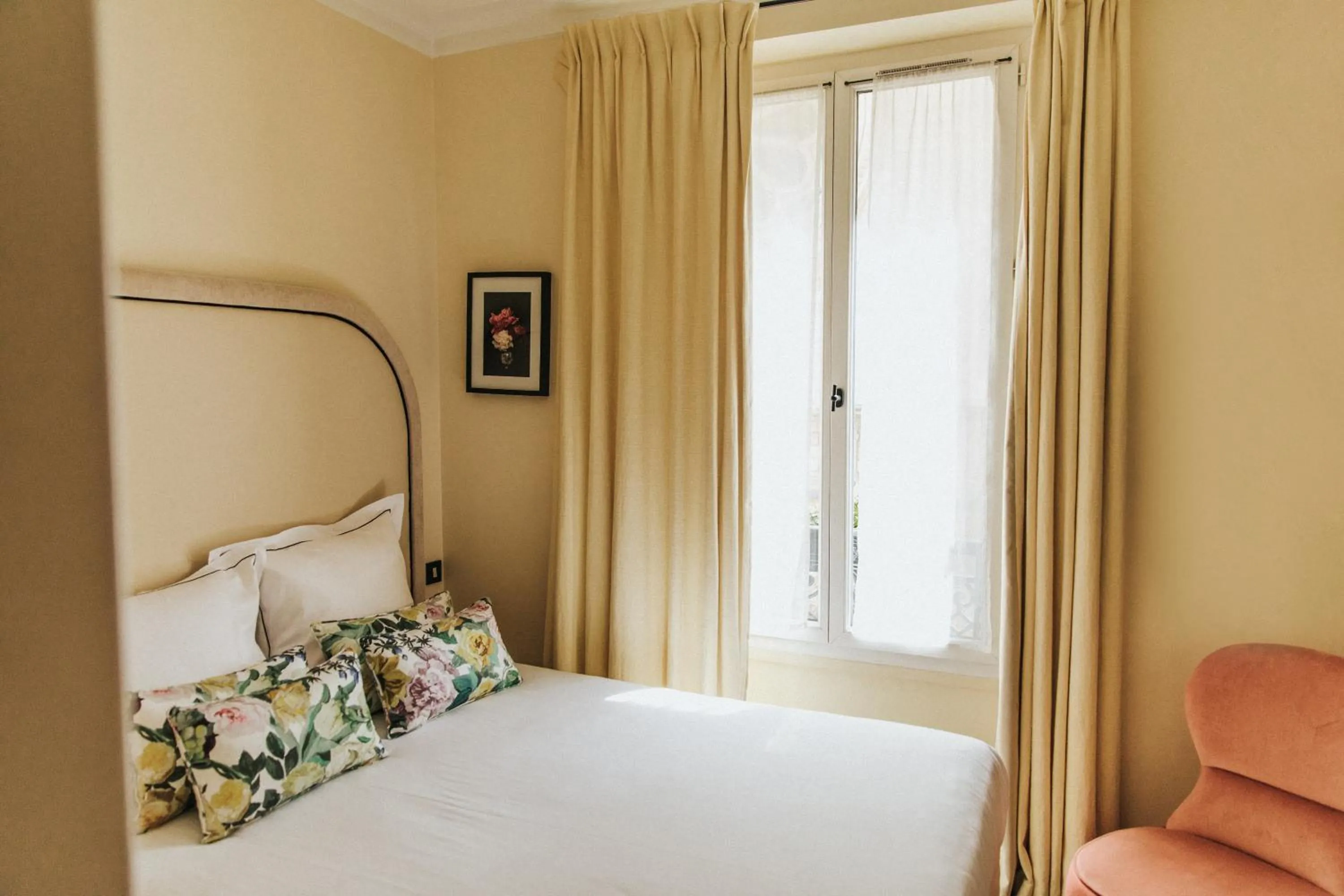 Bedroom, Bed in Hôtel Bienvenue