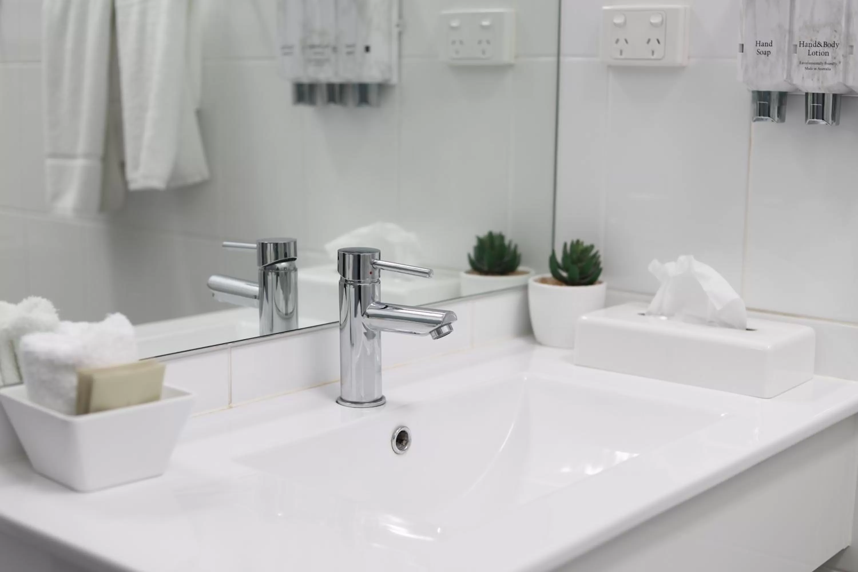 Bathroom in The Town House Motor Inn