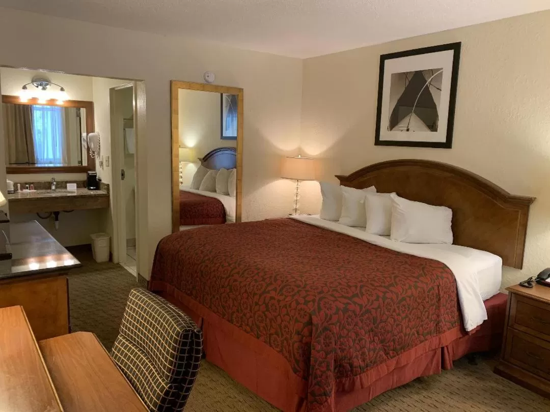 1 Queen Bed, First Floor, Non-Smoking in Days Inn by Wyndham St George