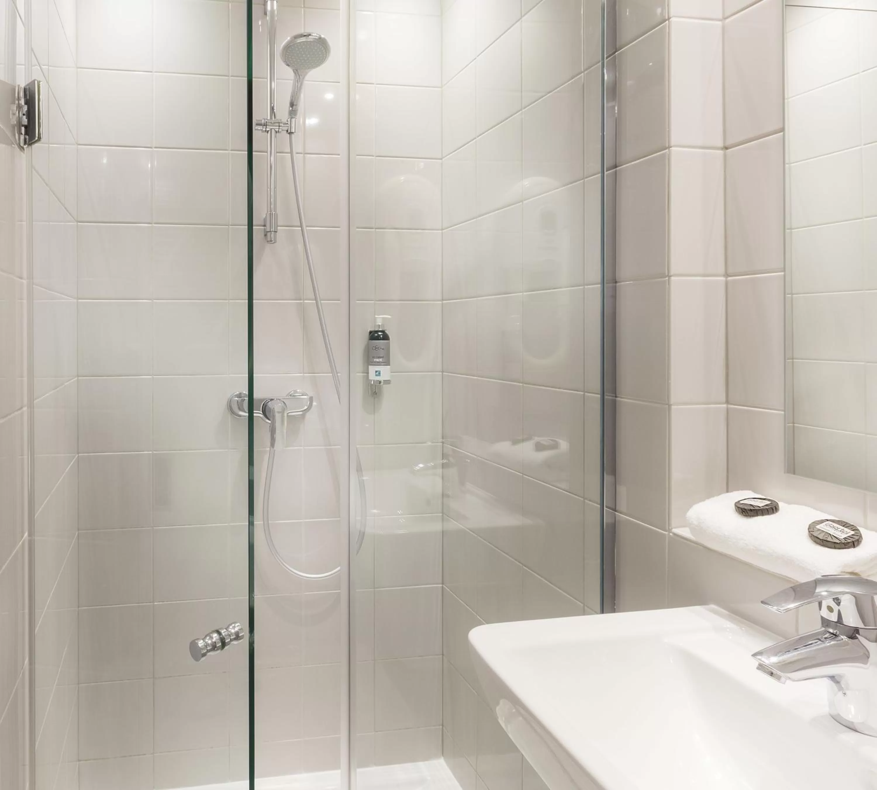 Photo of the whole room in Libertel Montmartre Opéra