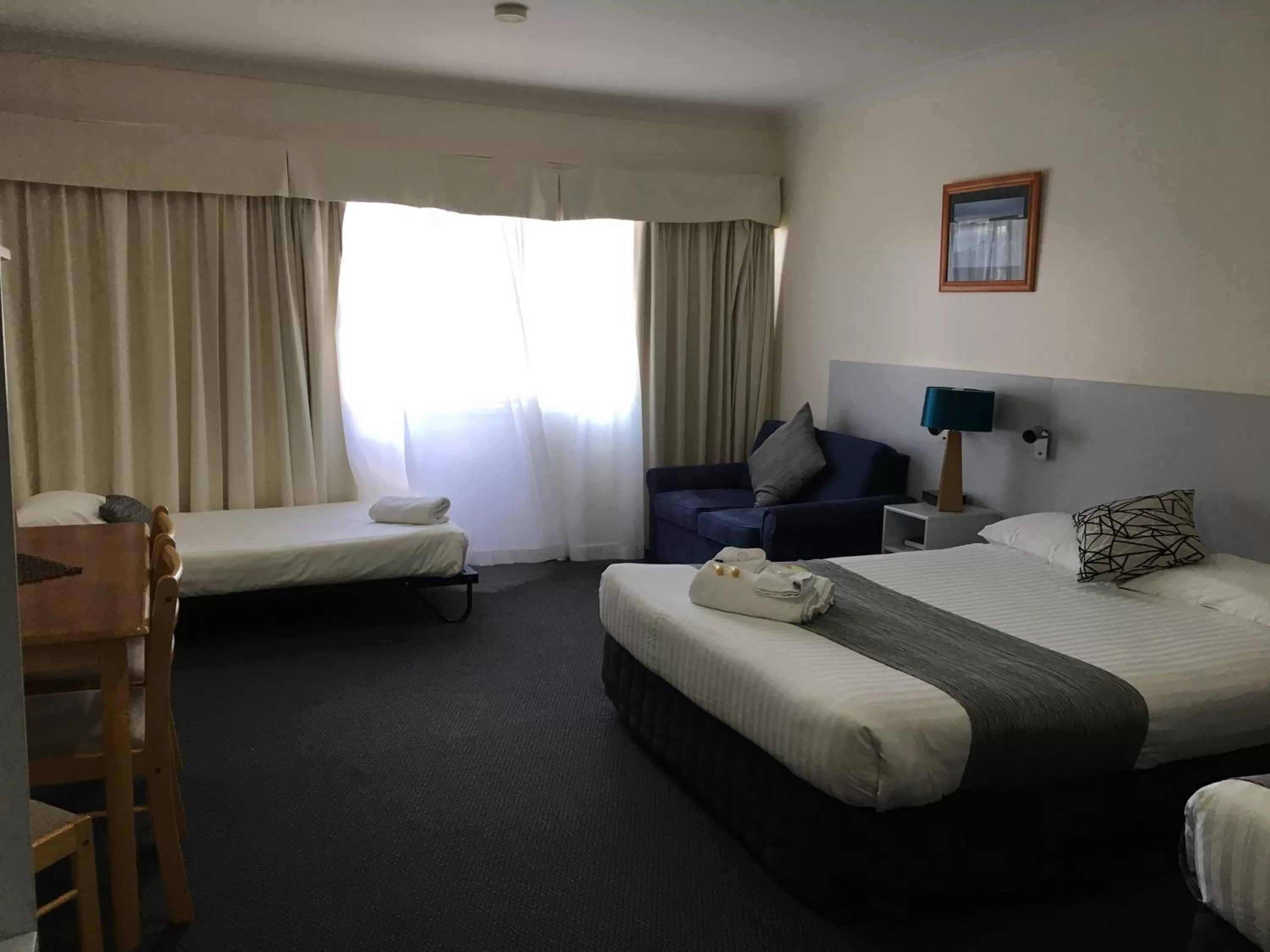 Bed in Lakeview Motor Inn