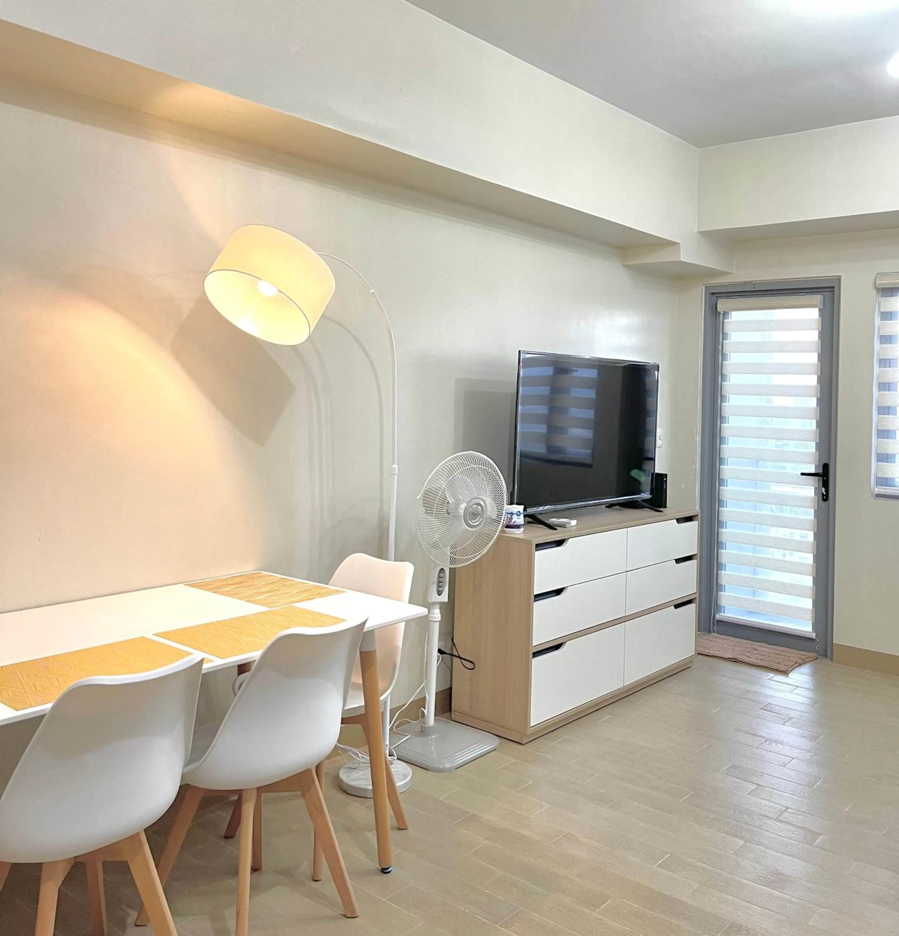 TV and multimedia, TV/Entertainment Center in Cubao, Quezon City Condo Staycation (wifi and netflix ready)