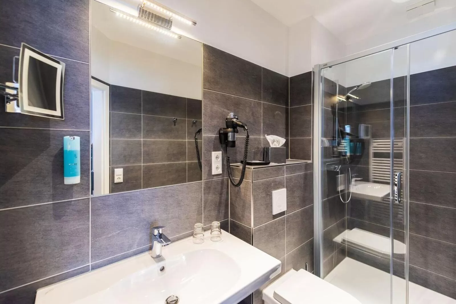 Shower, Bathroom in Hotel Villa Belvedere