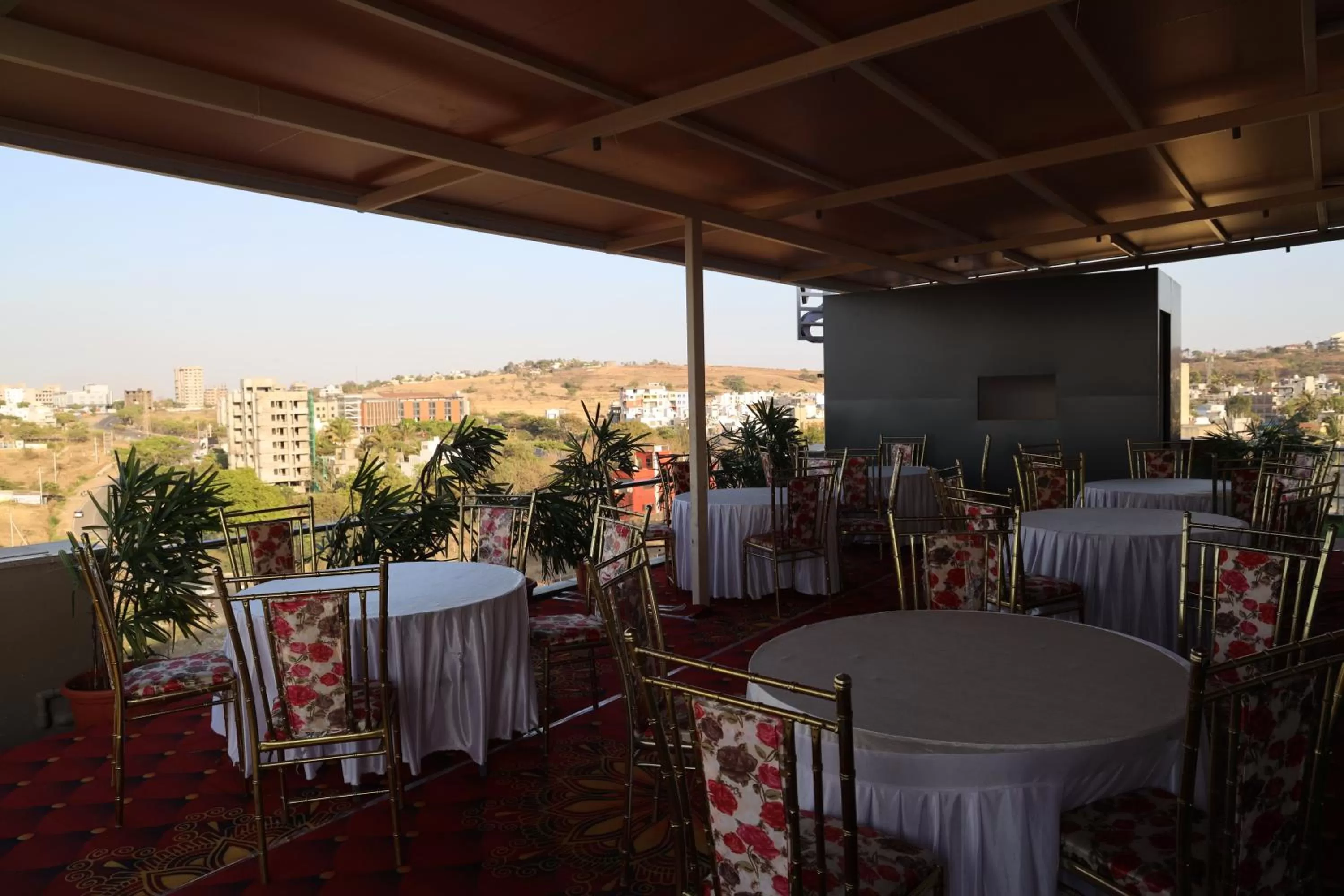 Restaurant/places to eat in Blisss Hotel Kolhapur