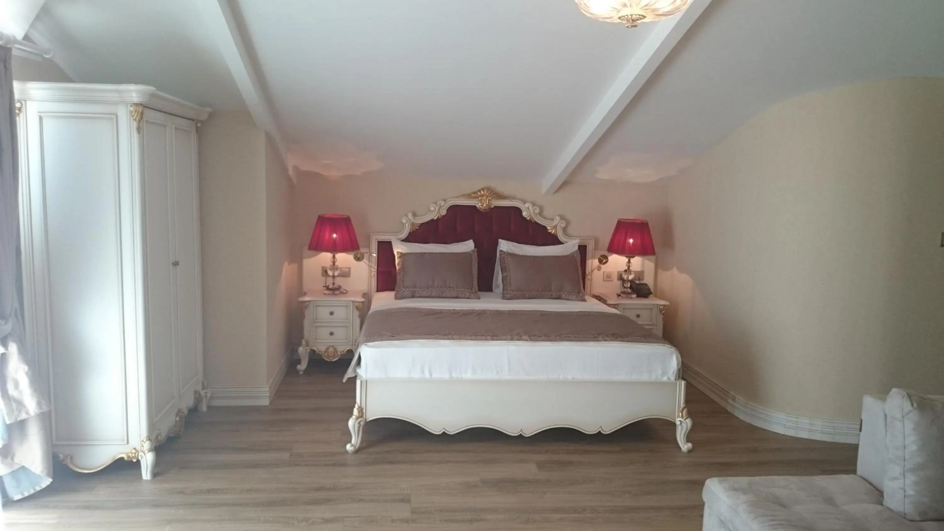 Bedroom in Glorious Hotel