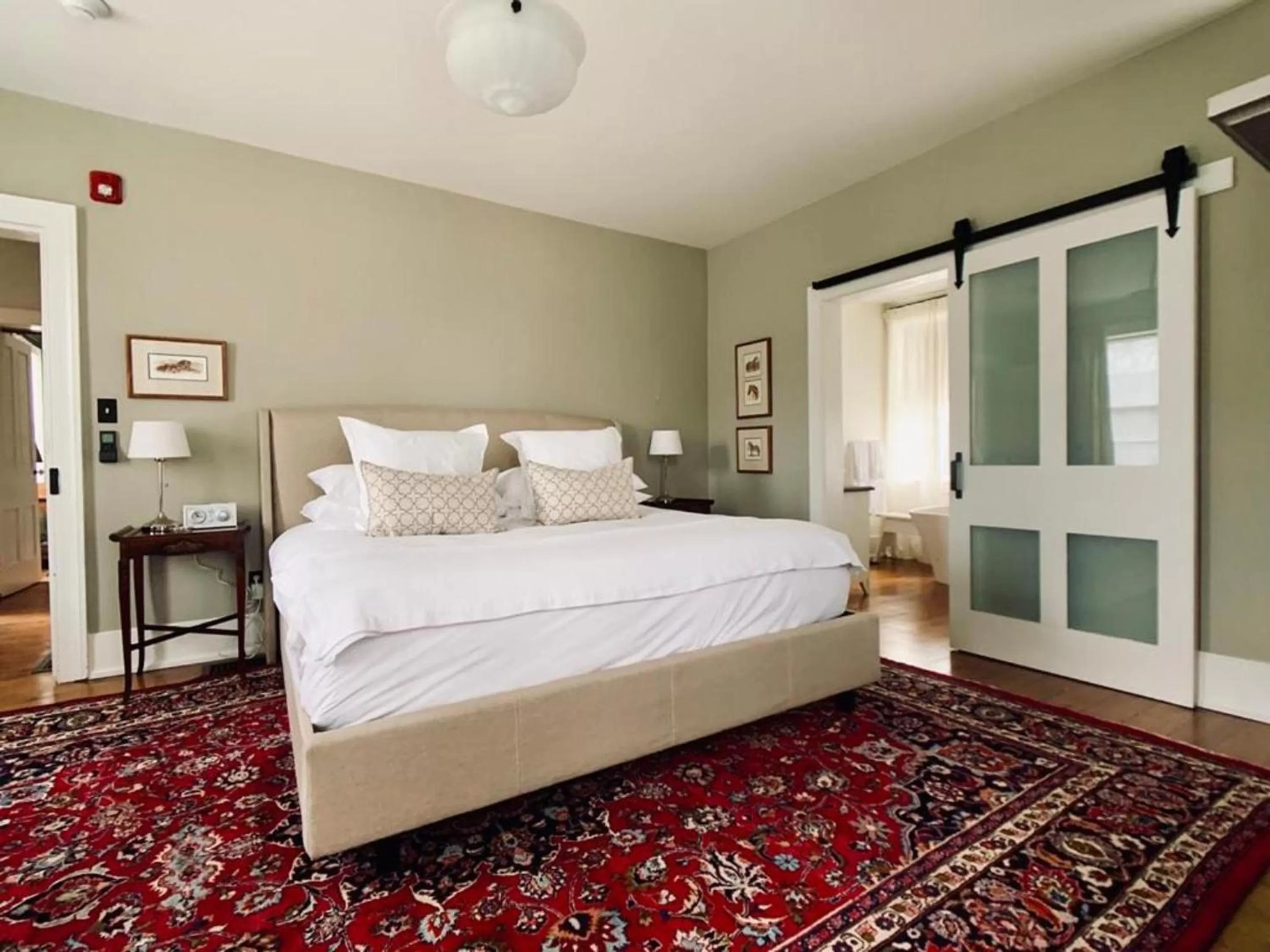 Photo of the whole room, Bed in Woodbourne Inn