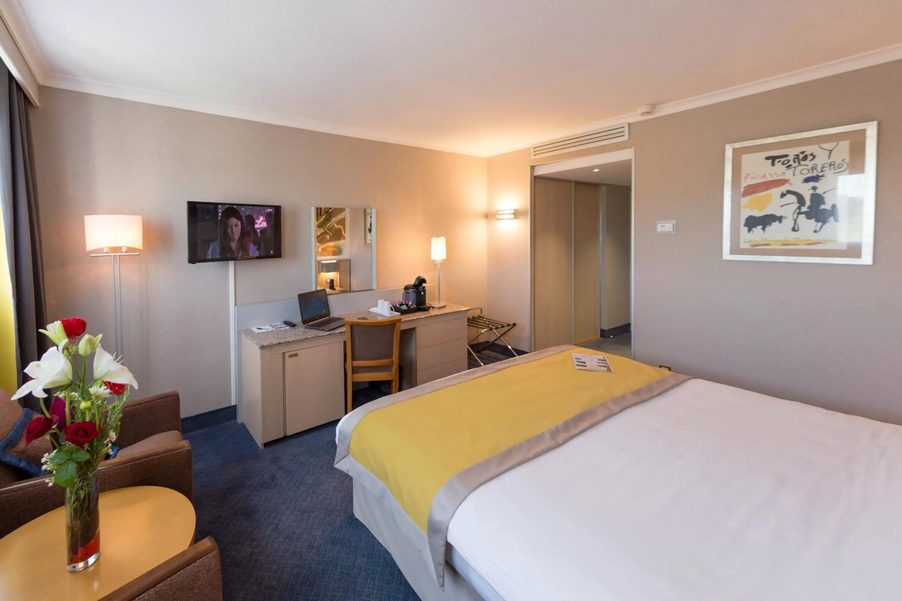 TV and multimedia, Bed in Hotel Le Paddock