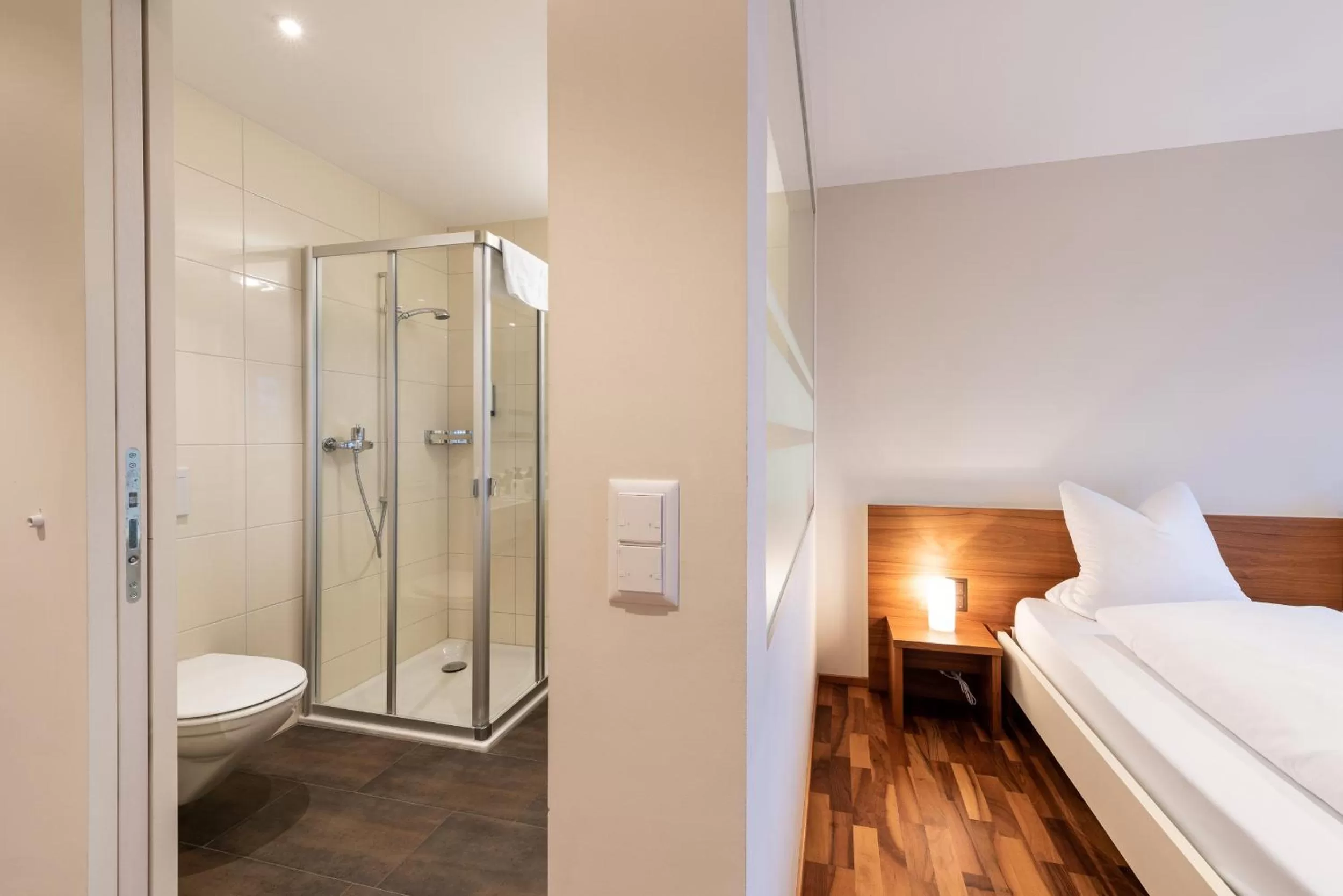 Shower, Bed in Hotel Rössli