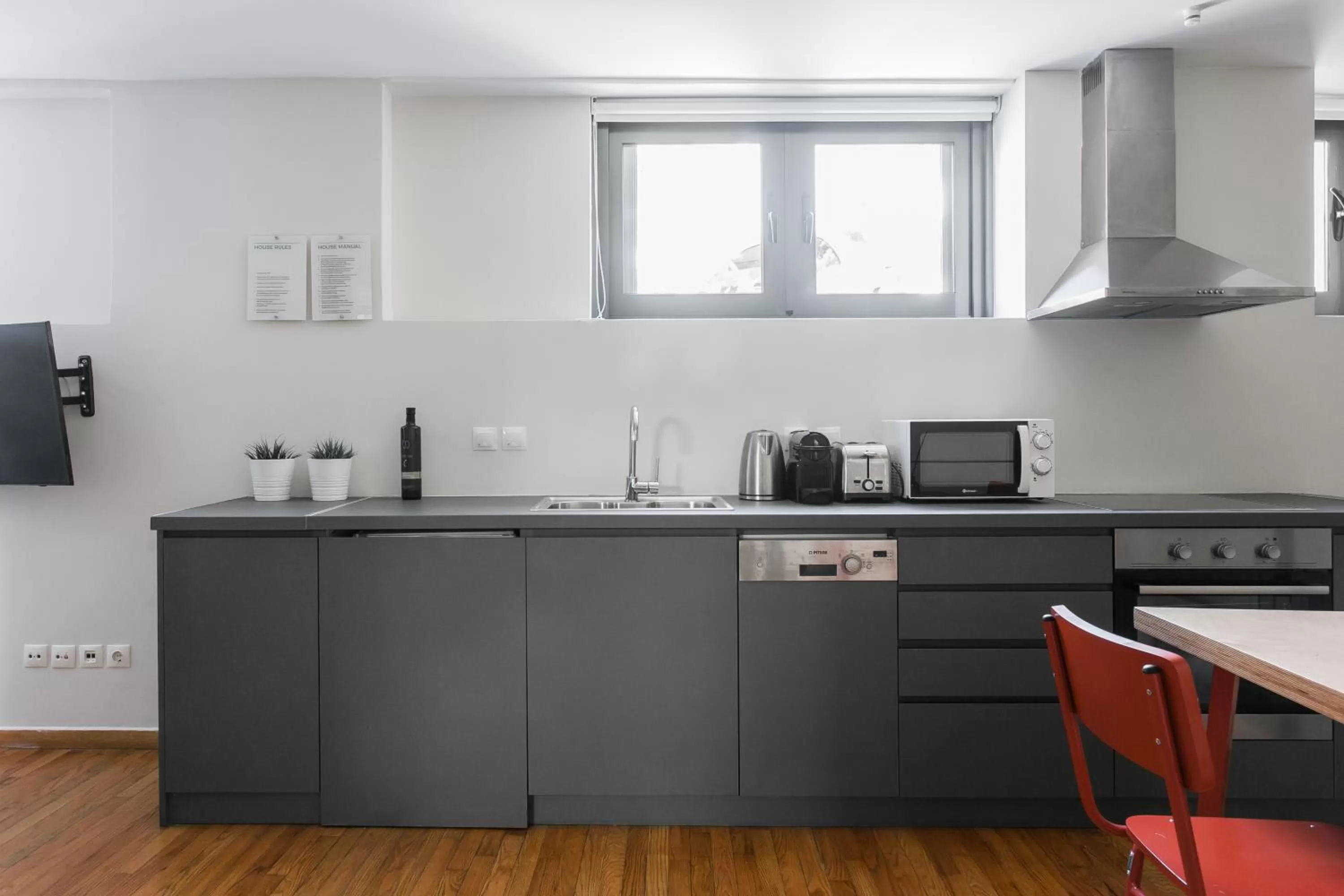 TV and multimedia, Kitchen/Kitchenette in ZOIA The Hill by UPSTREET