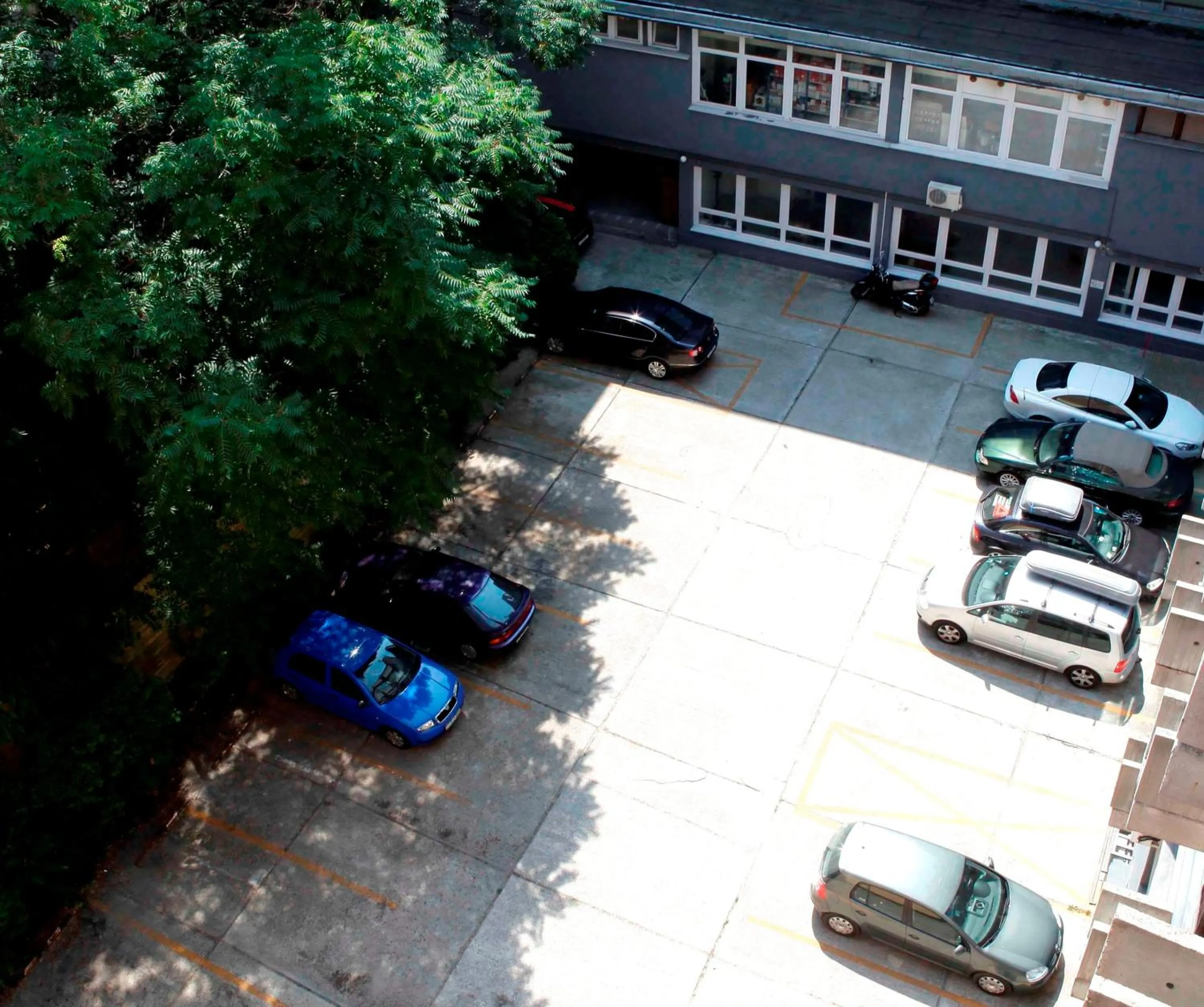 Area and facilities in Hotel Charles