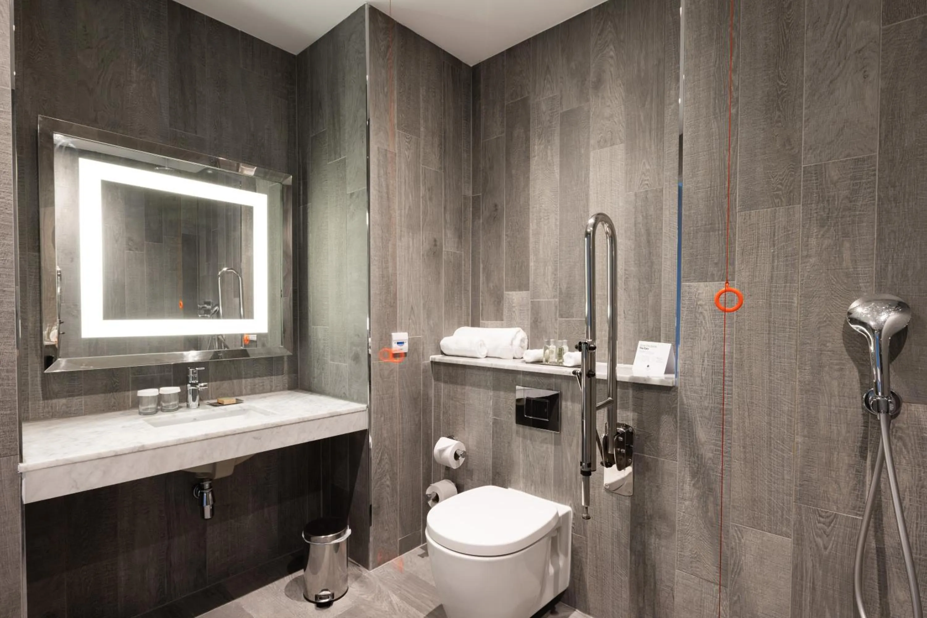 Bathroom in DoubleTree by Hilton Edinburgh - Queensferry Crossing