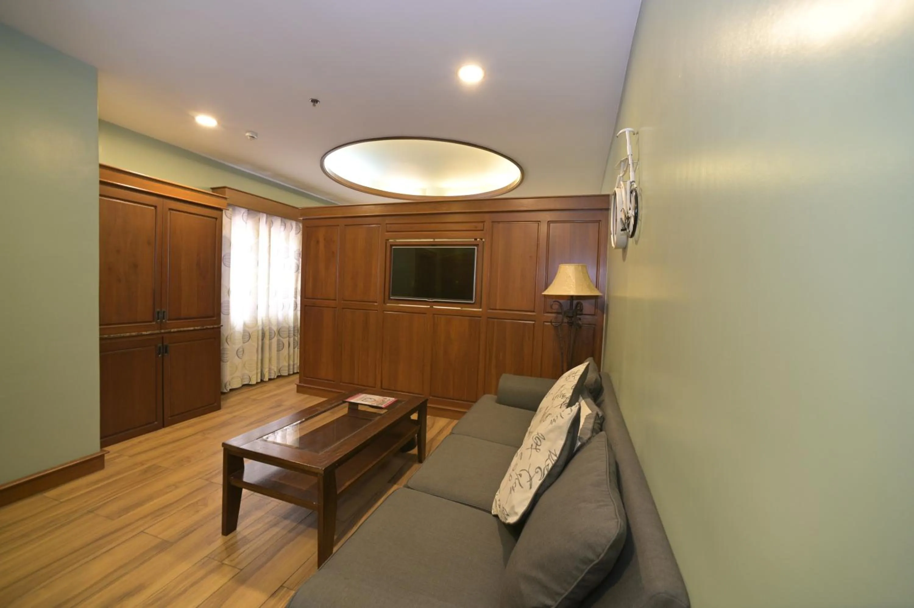 Living room in Paragon Hotel and Suites