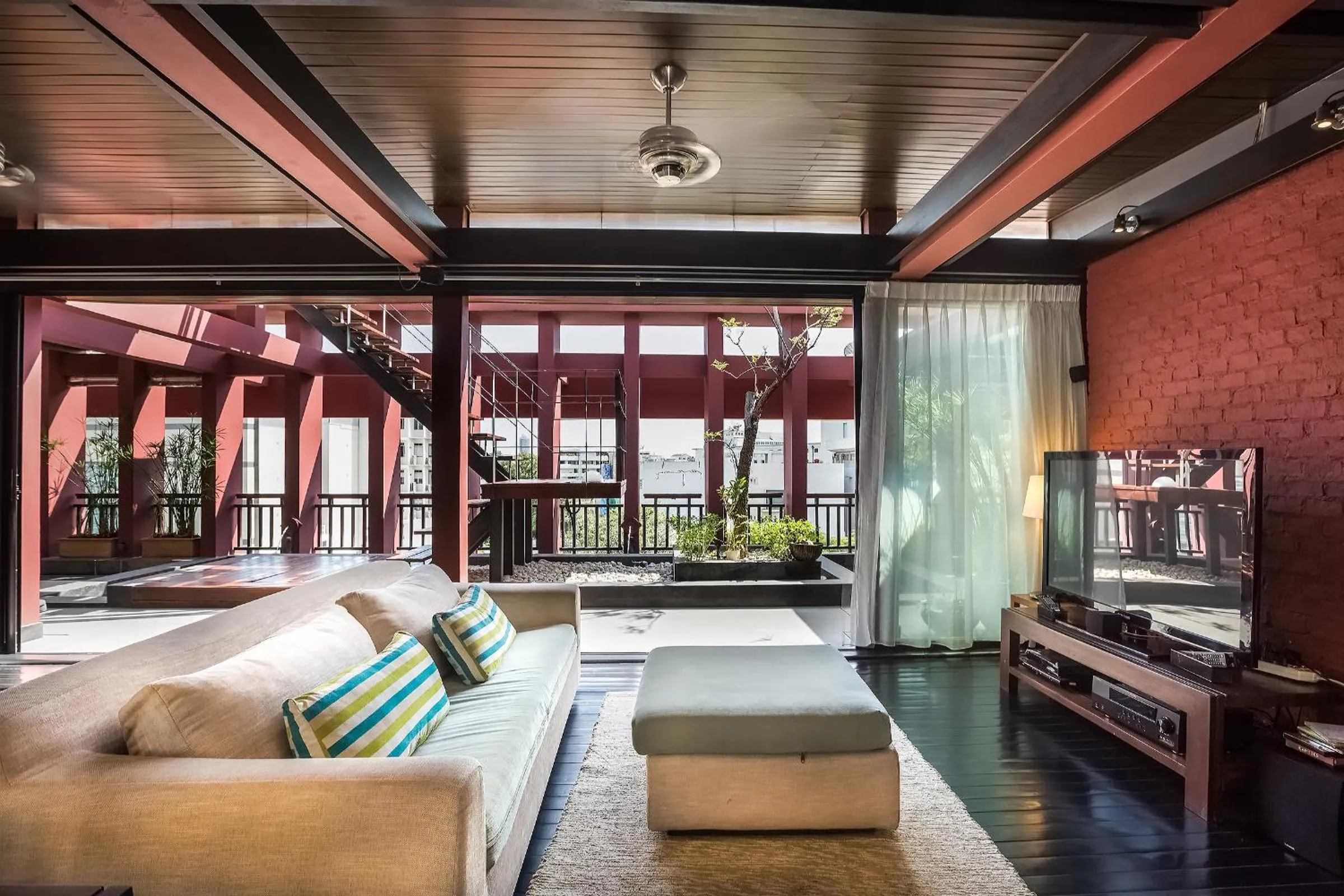 Communal lounge/ TV room in Loogchoob Homestay