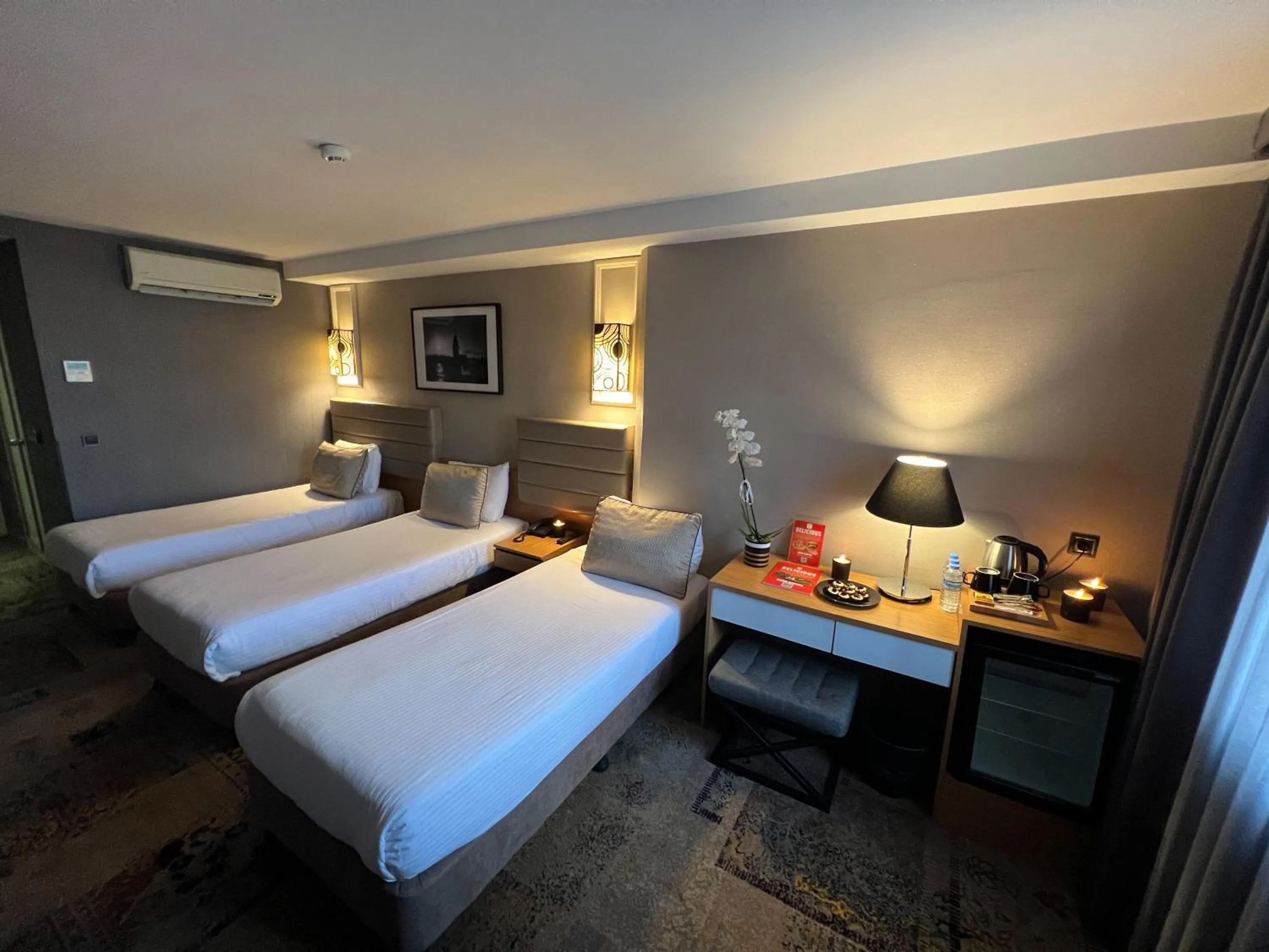 Bedroom, Bed in All Seasons Hotel