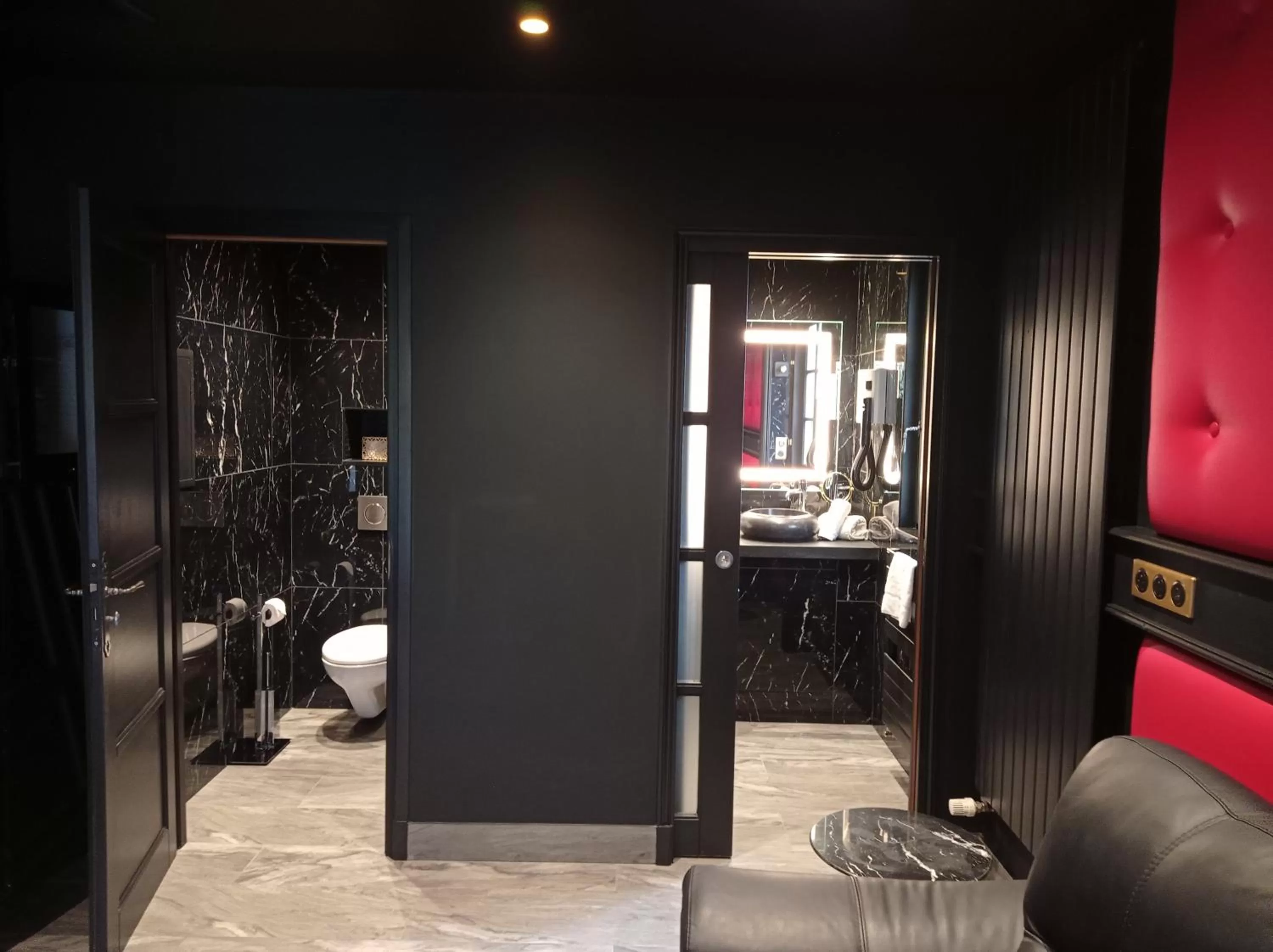 Toilet in Hotel et Spa Le Lion d'Or