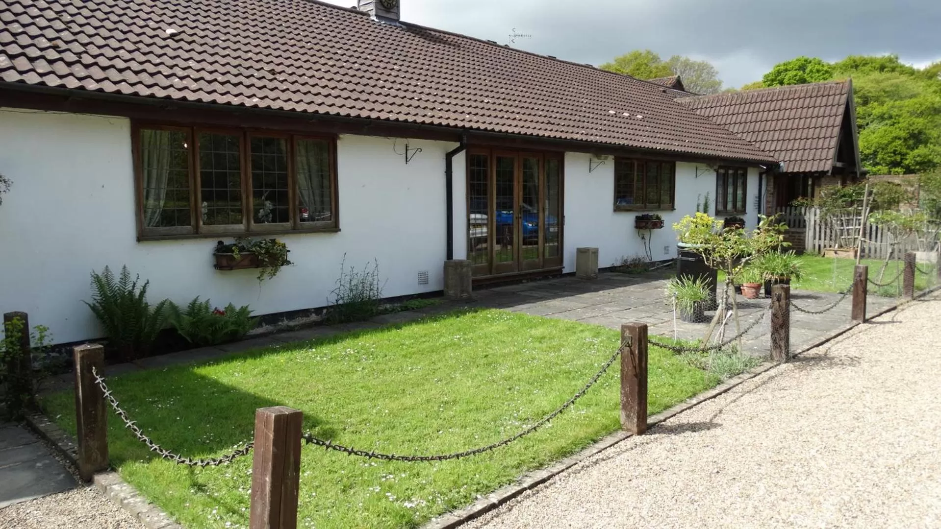 Facade/entrance in Little Foxes Hotel & Gatwick Airport Parking