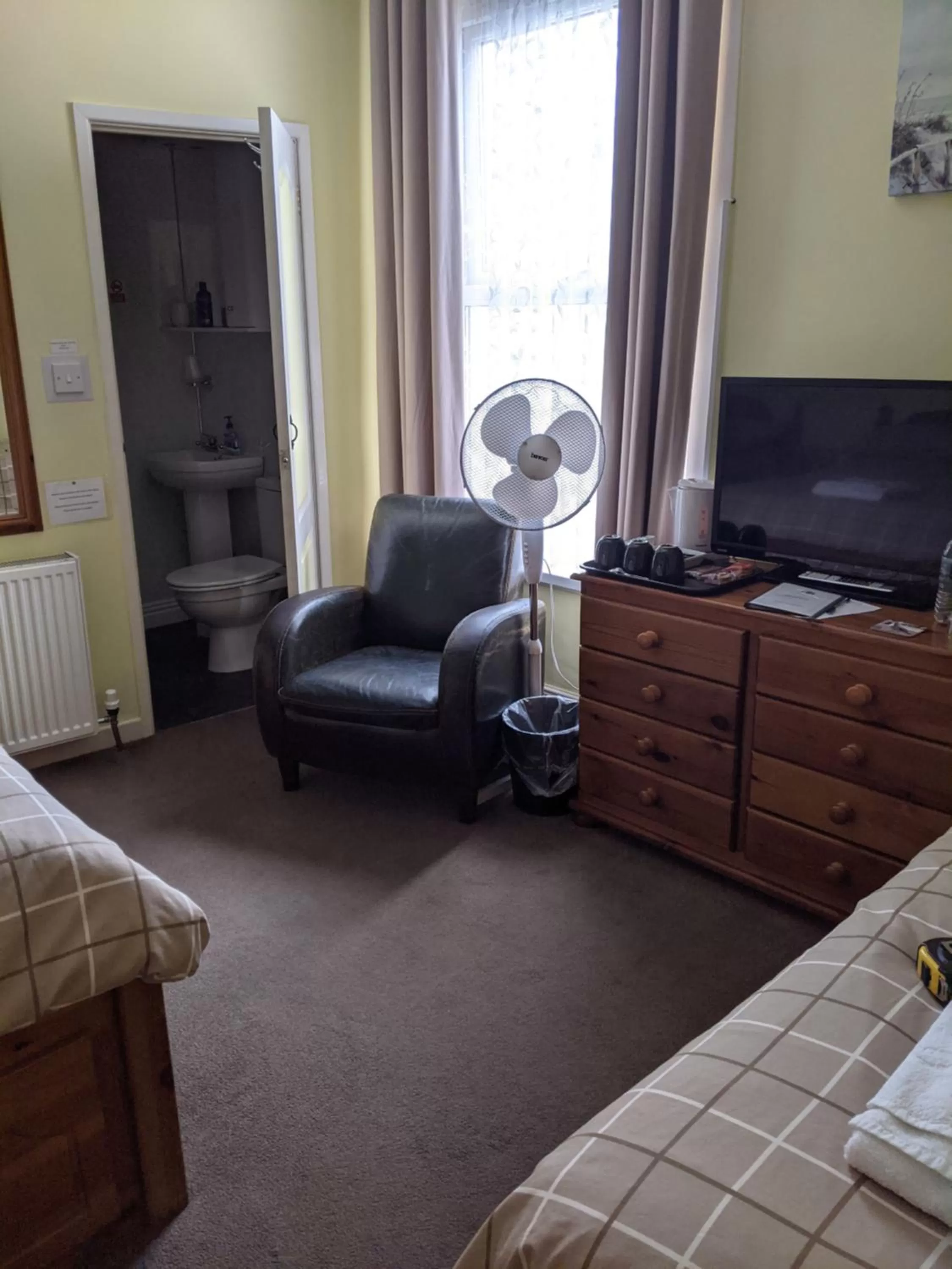 Bed in Kingswinford Guest House with Free Parking