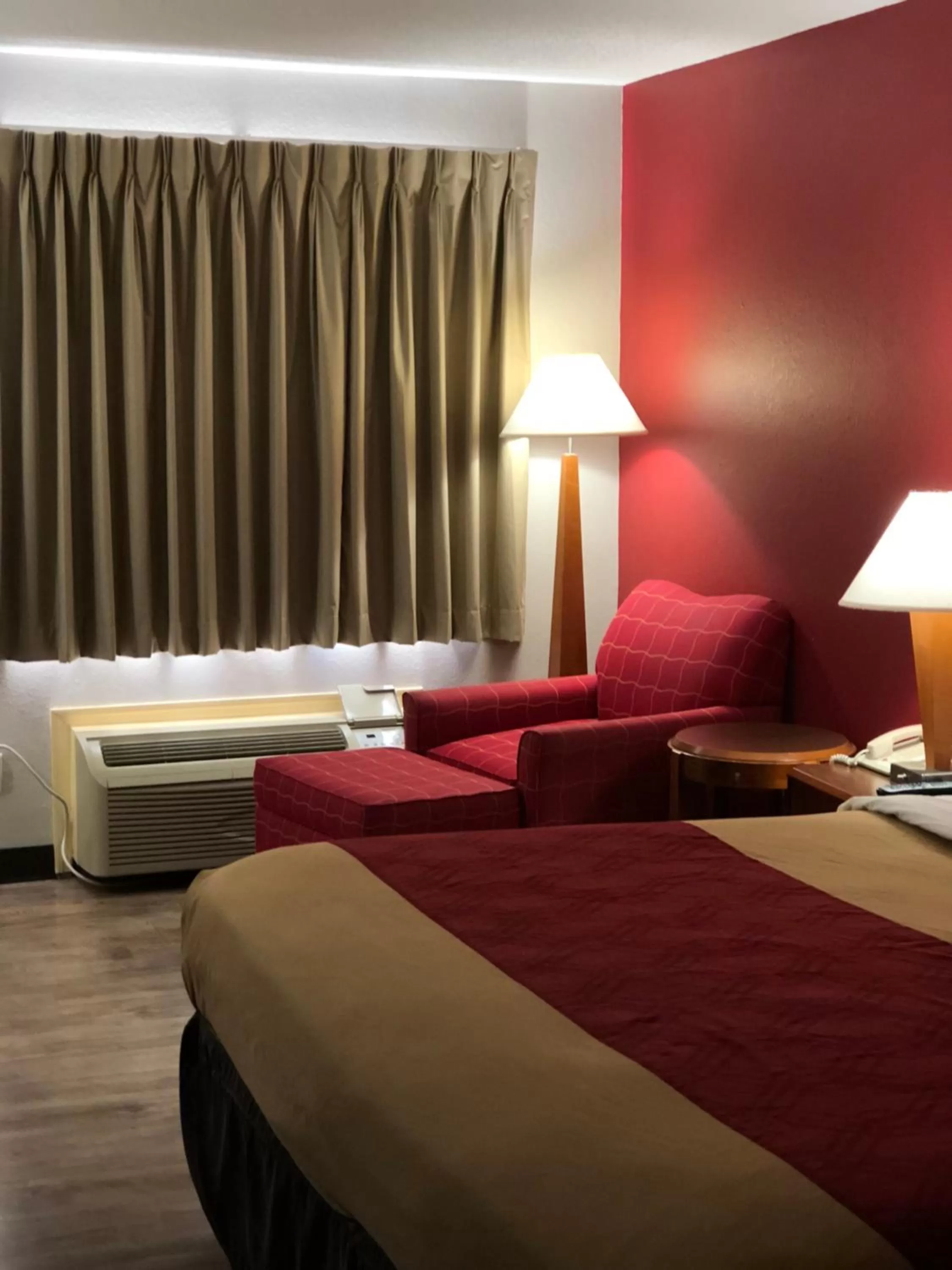 Bed in Econo Lodge - Athens