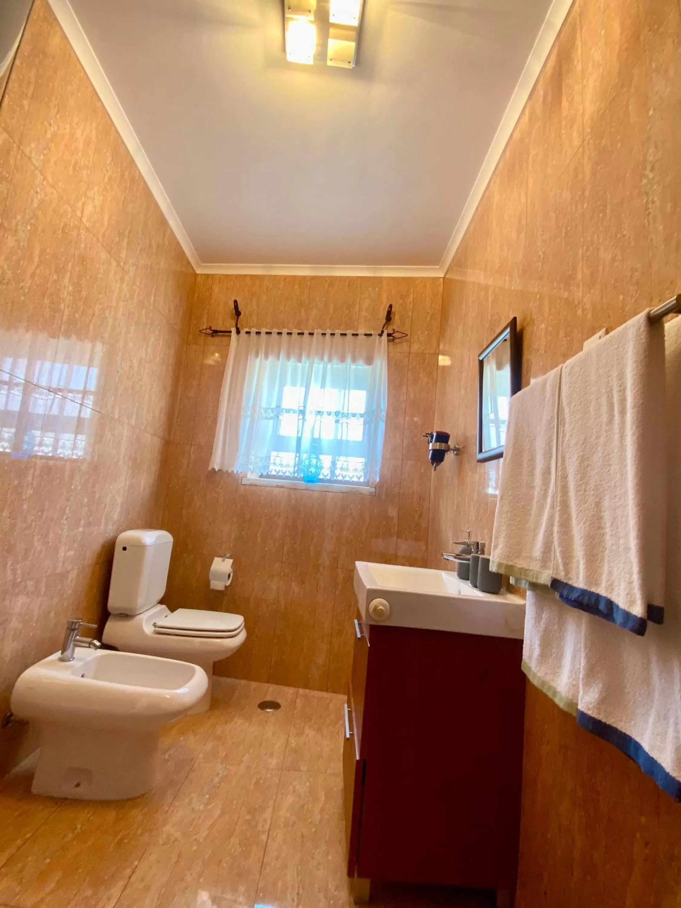 Bathroom in Spray B&B Sitio in Nazare Mini bar, European style