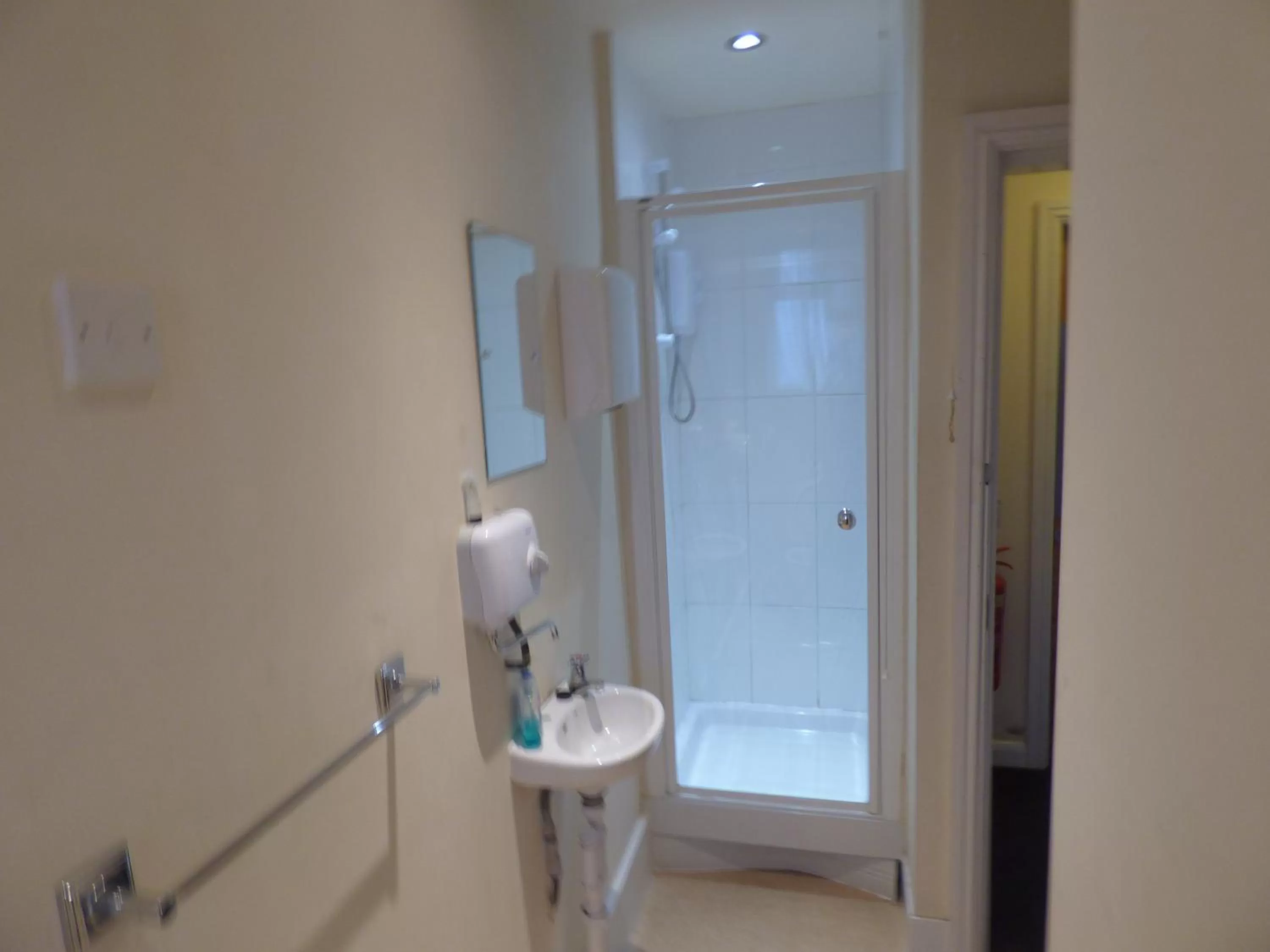 Shower in Wheldale Hotel