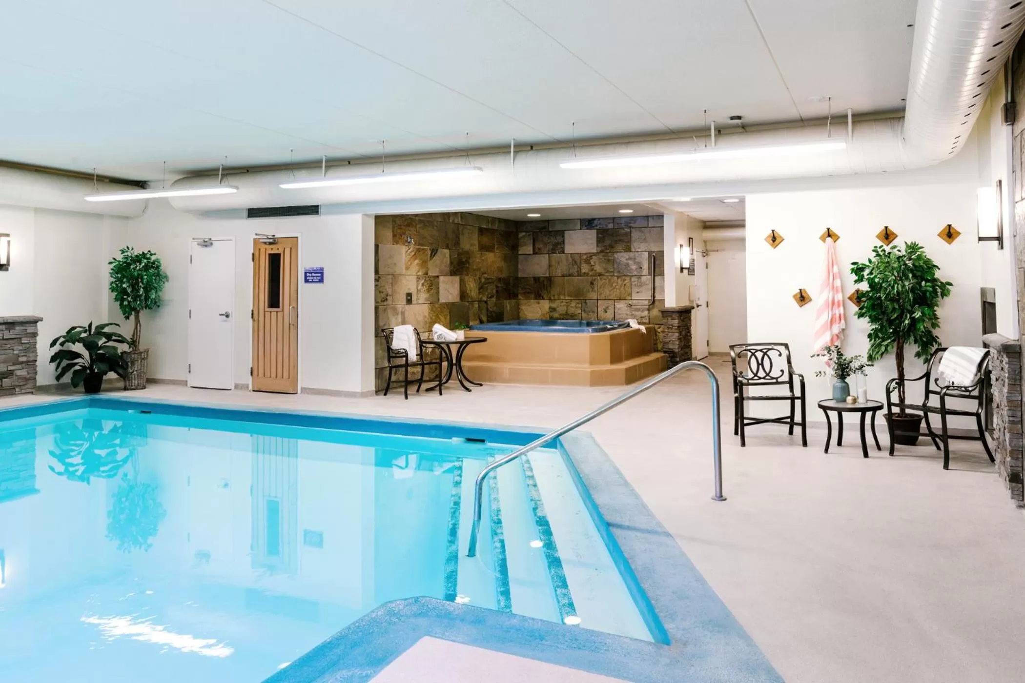 Swimming pool in Lobstick Lodge