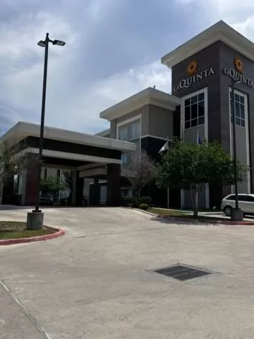 Property building in La Quinta by Wyndham Karnes City - Kenedy