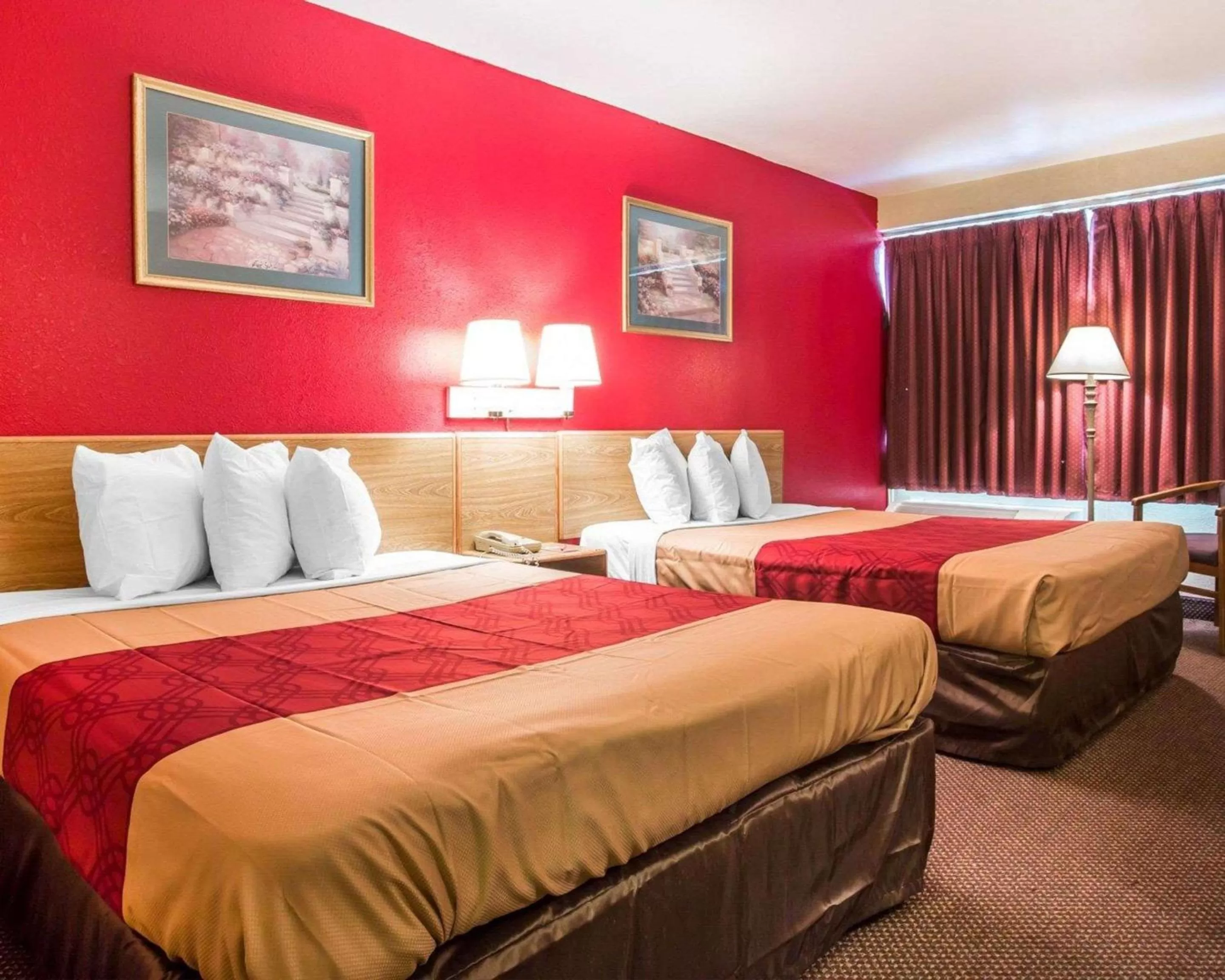 Photo of the whole room, Bed in Econo Lodge Atlanta College Park