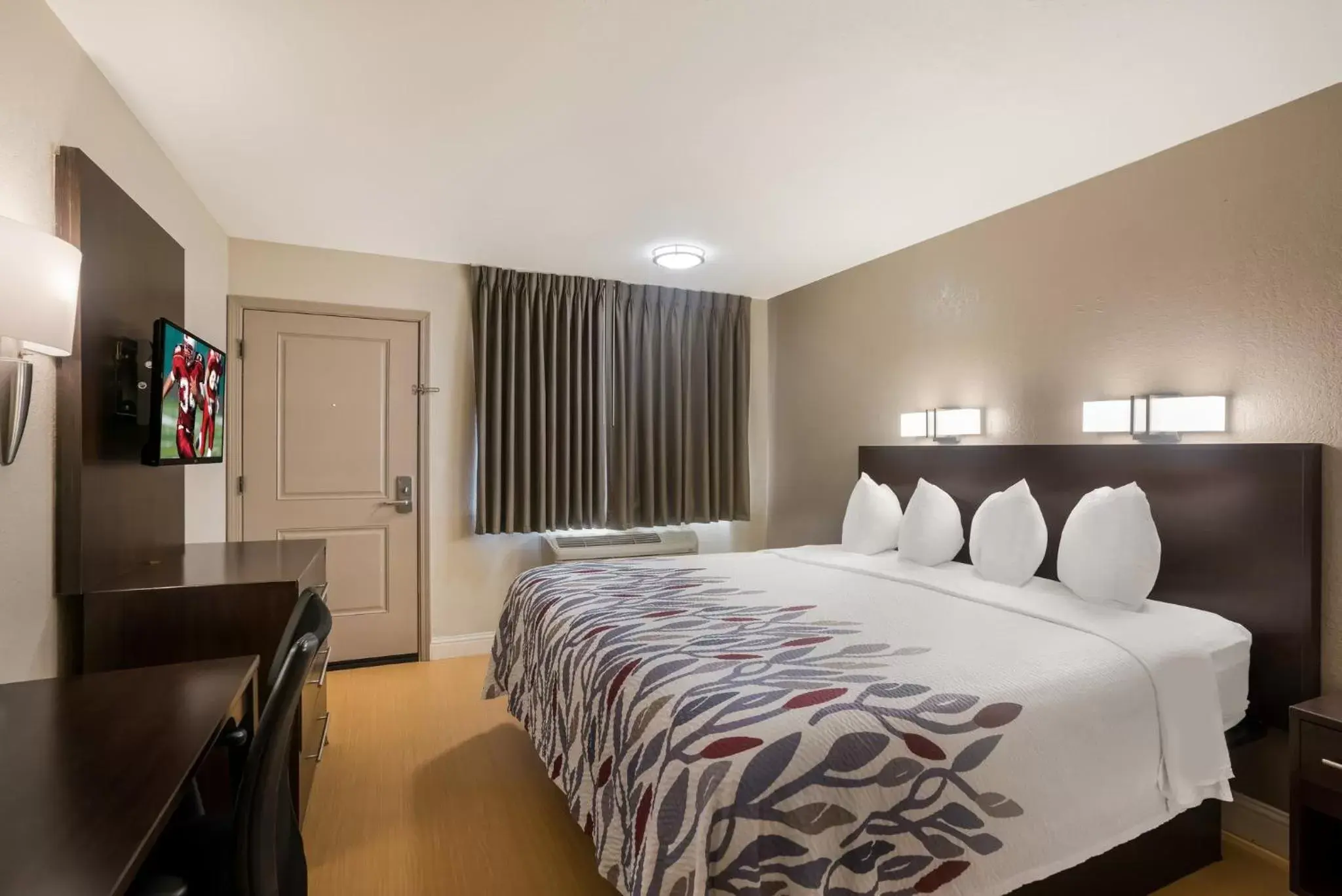 Superior King Room Non-Smoking in Red Roof Inn Stockton Superior King Room Non-Smoking in Red Roof Inn Stockton