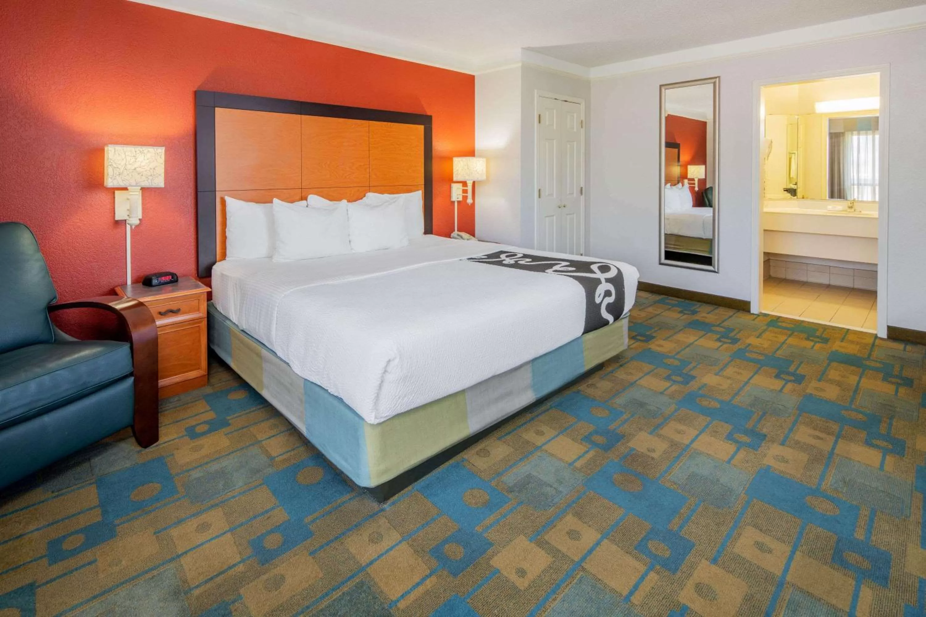 Photo of the whole room, Bed in La Quinta Inn & Suites by Wyndham Irvine Spectrum