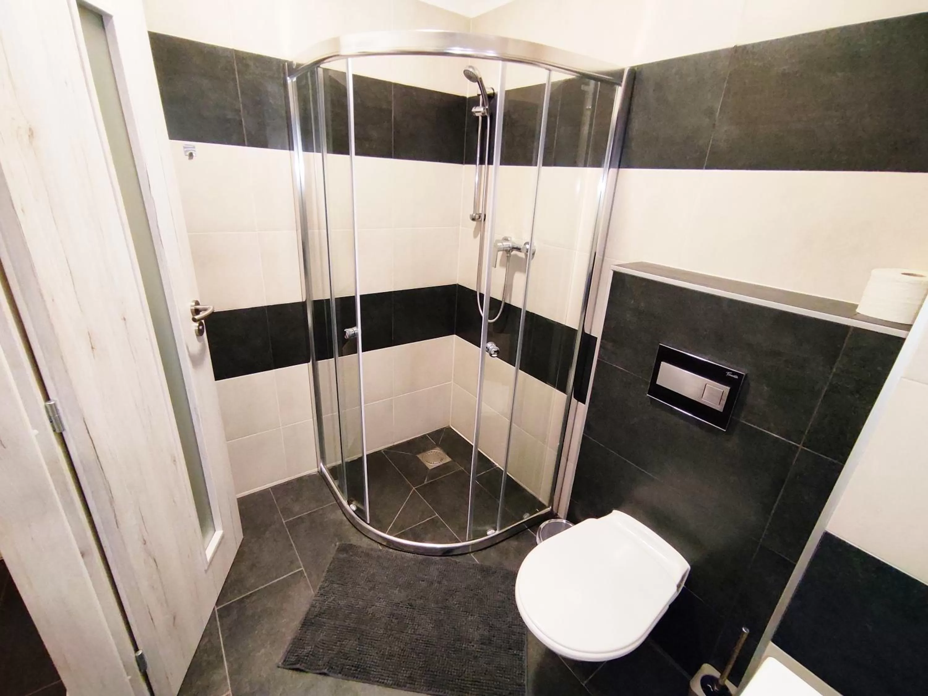 Shower in Hotel Slobi