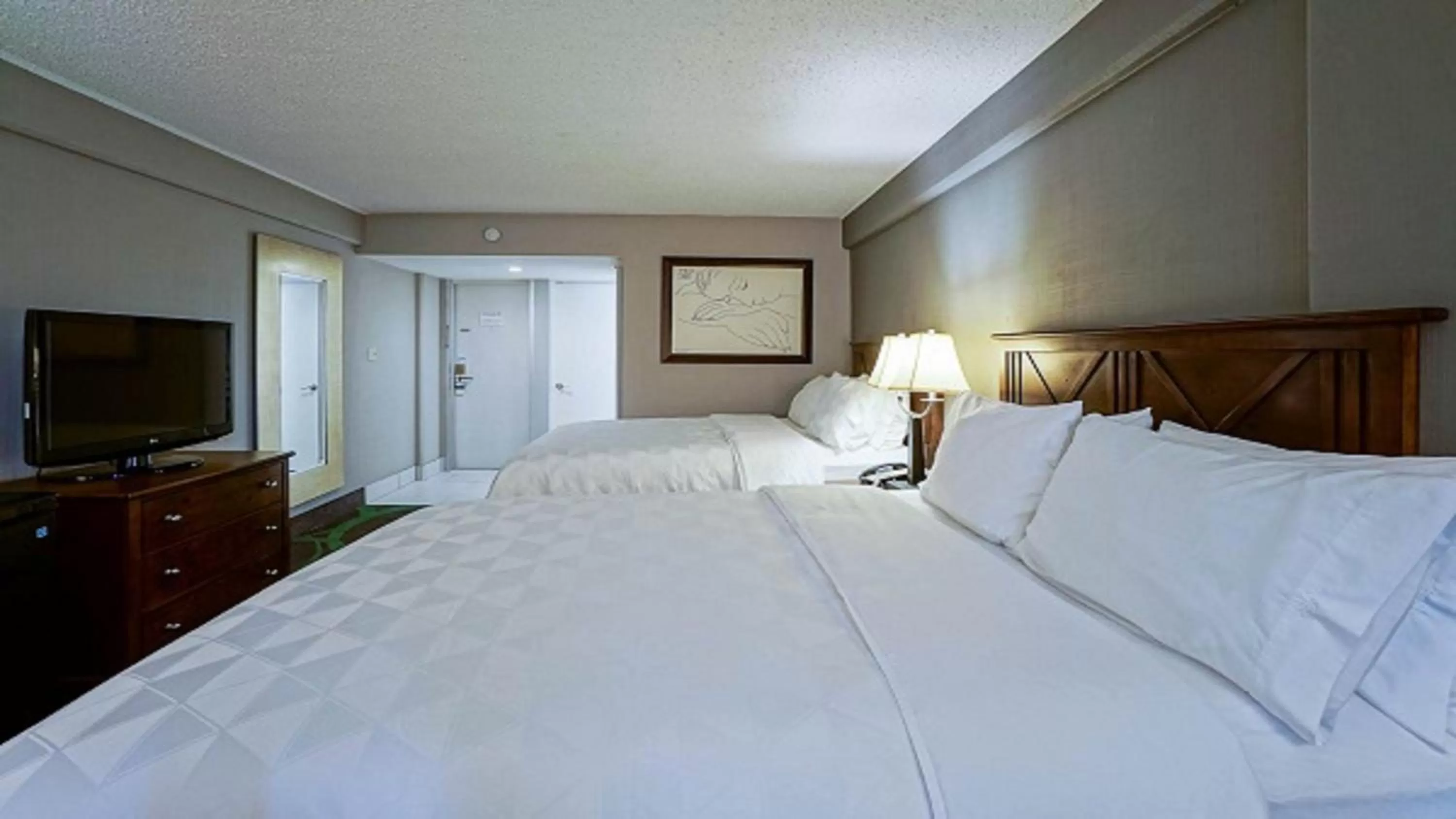 Photo of the whole room, Bed in Holiday Inn At the Campus by IHG
