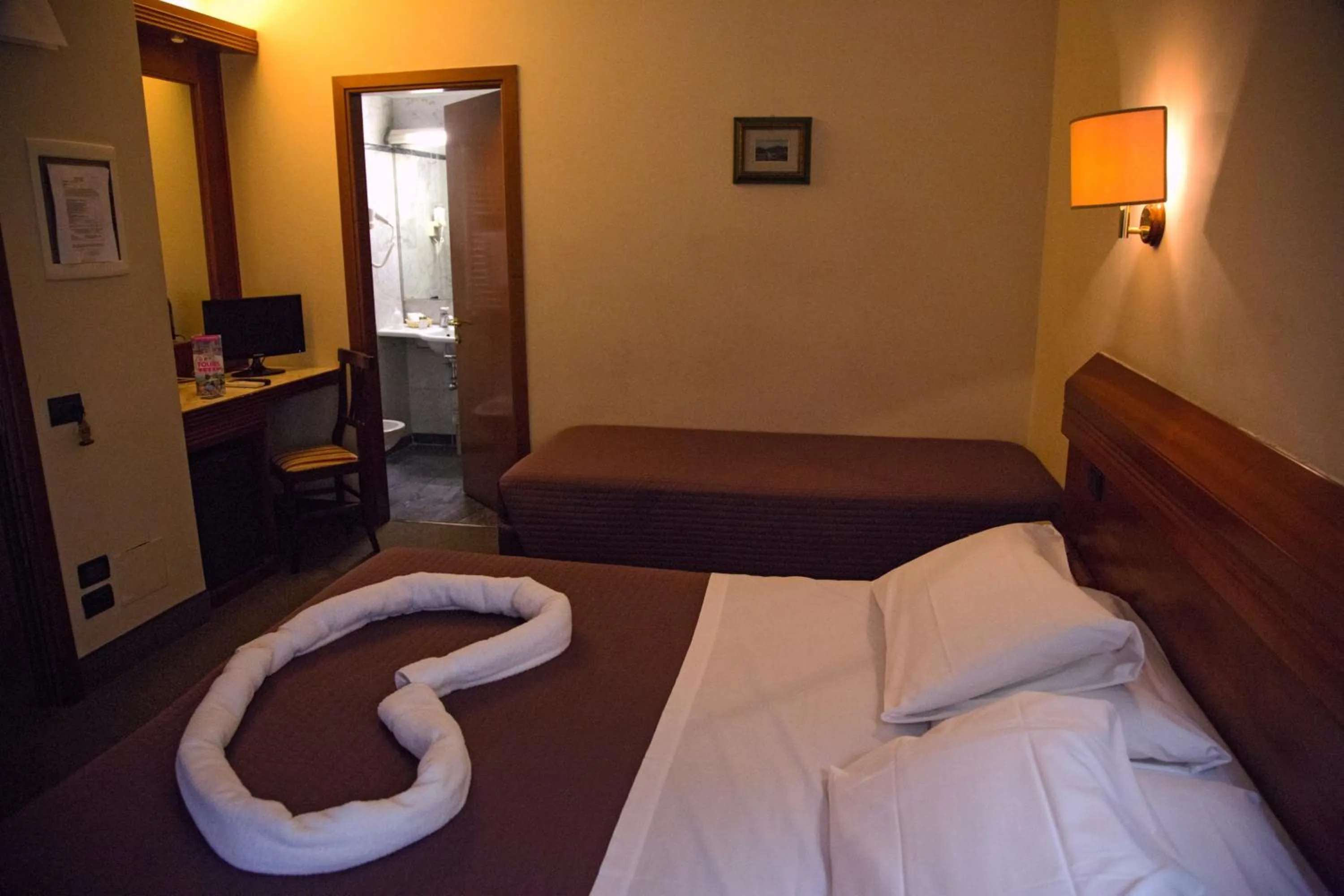 Bathroom, Bed in Hotel Arcadia