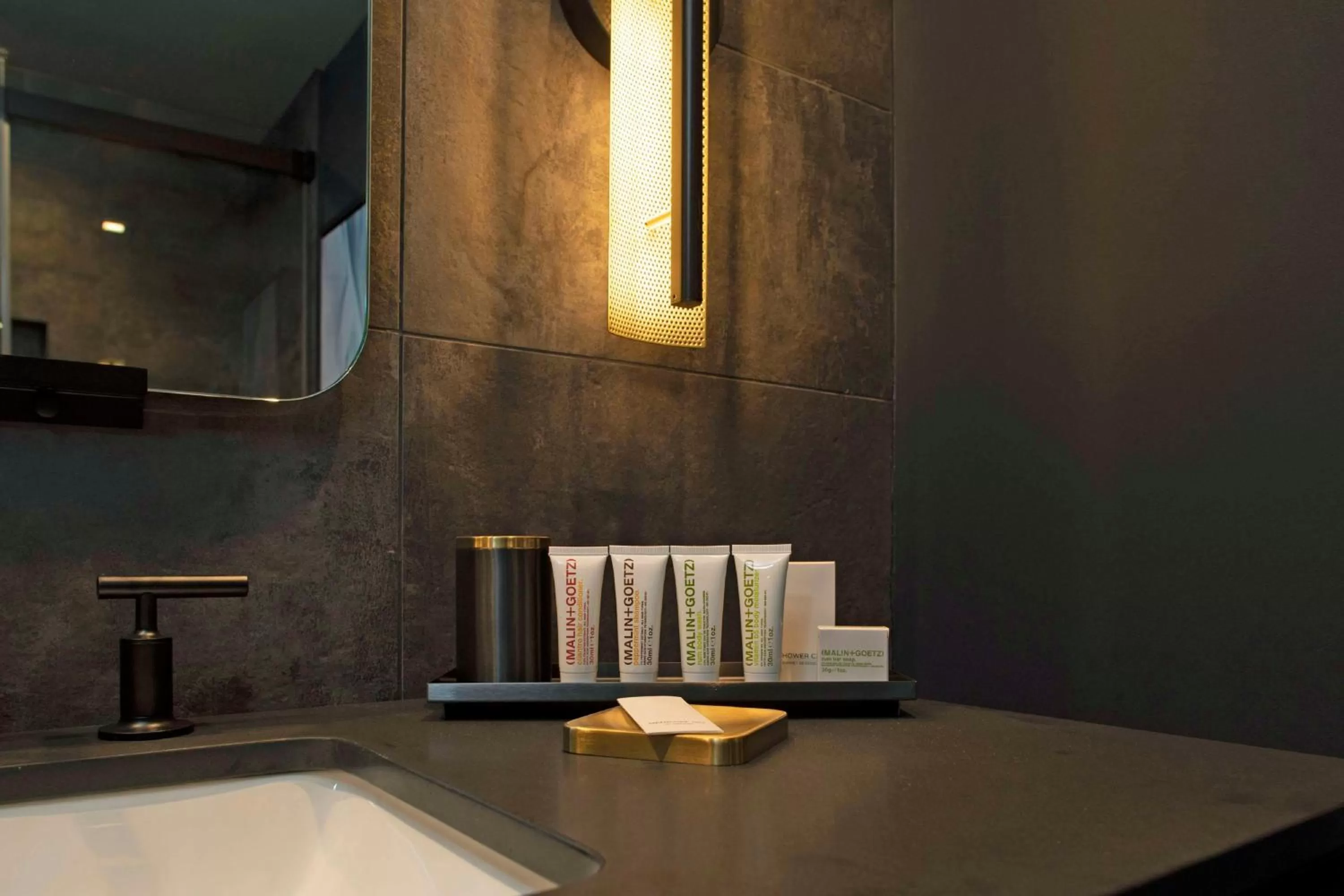 Bathroom in The Lloyd Stamford, Tapestry Collection by Hilton