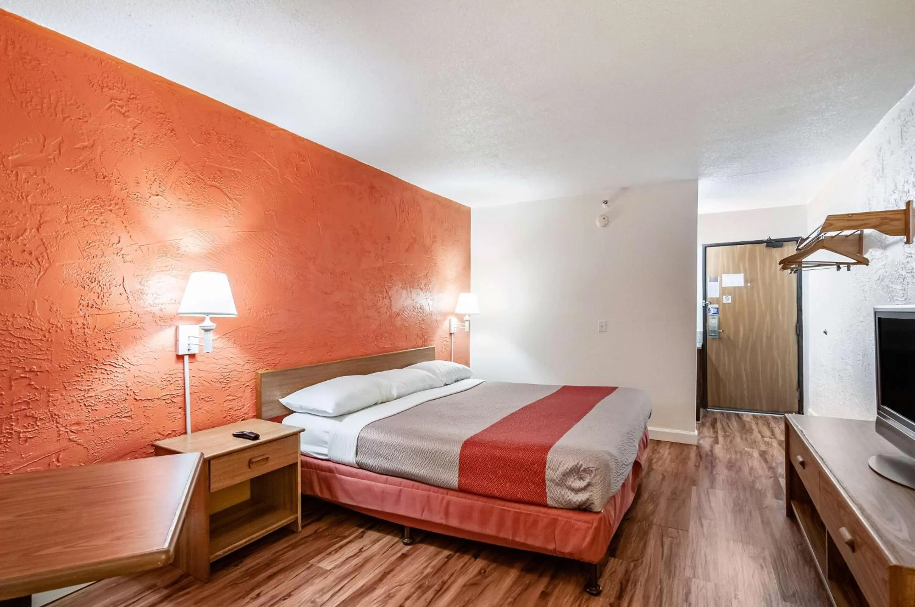 TV and multimedia, Bed in Motel 6-Naperville, IL