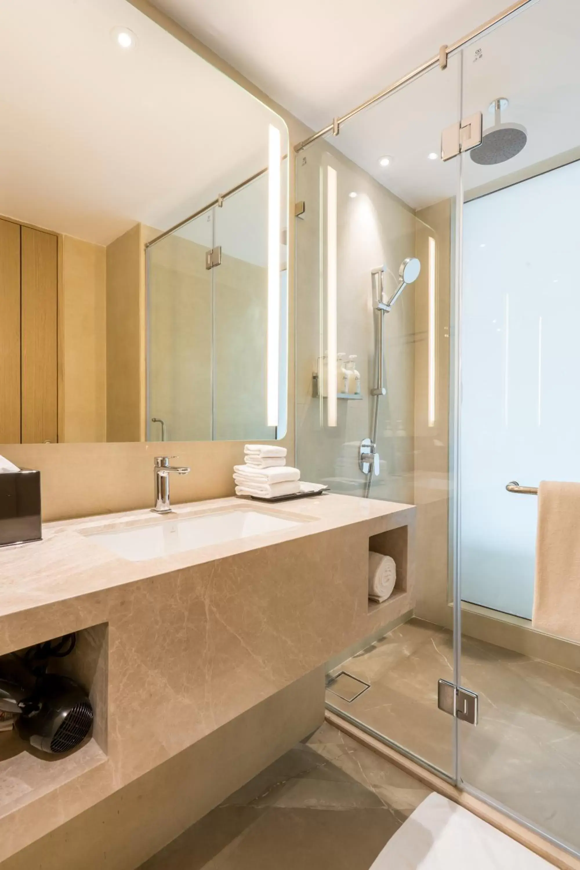 Standard Twin Room in Holiday Inn Lucknow Airport by IHG Standard Twin Room in Holiday Inn Lucknow Airport by IHG