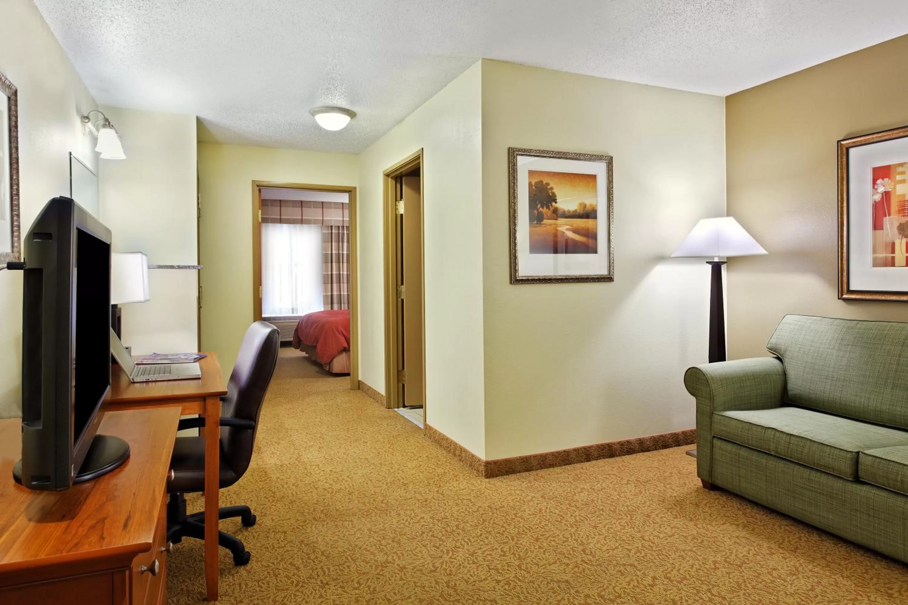 Living room in Country Inn & Suites by Radisson, Sycamore, IL