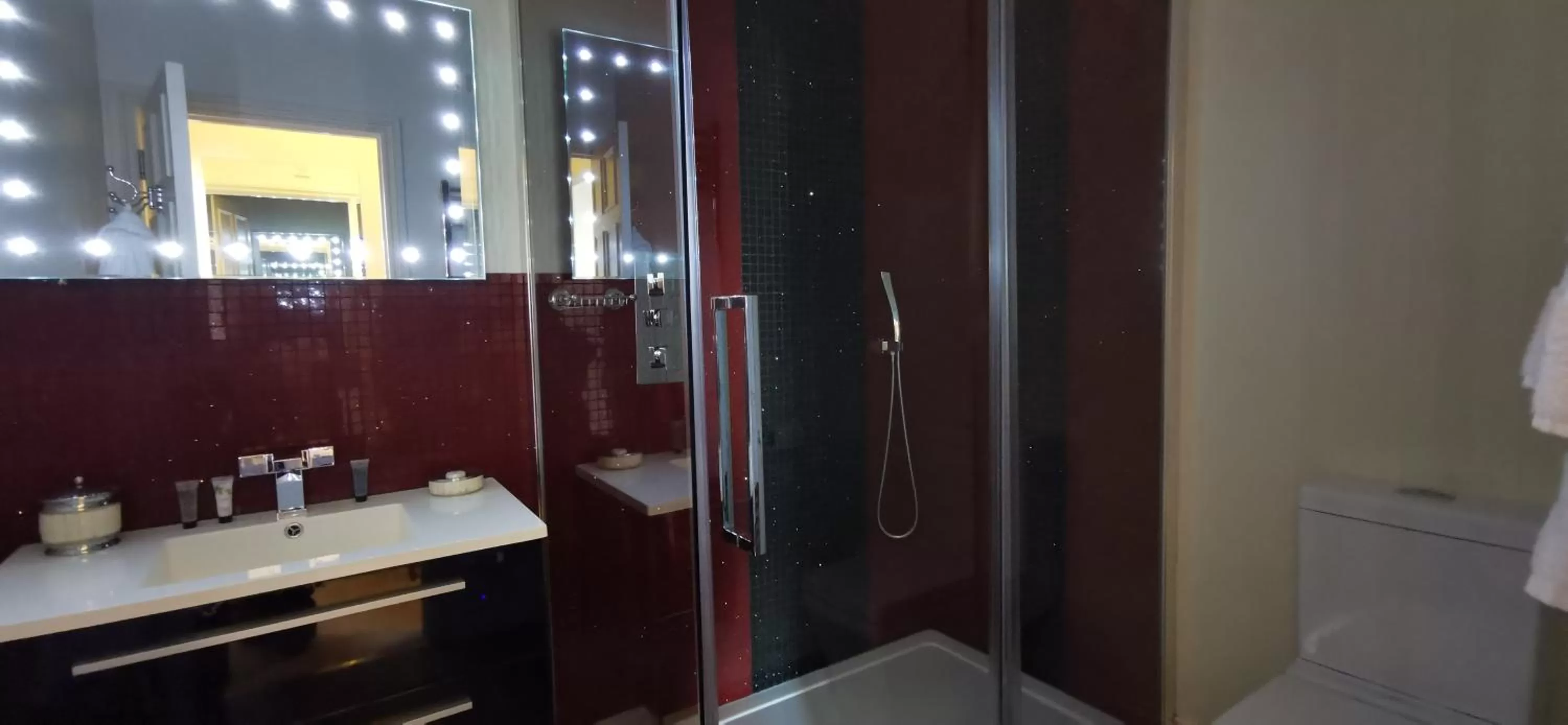 Bathroom in Buccleuch and Queensberry Arms Hotel