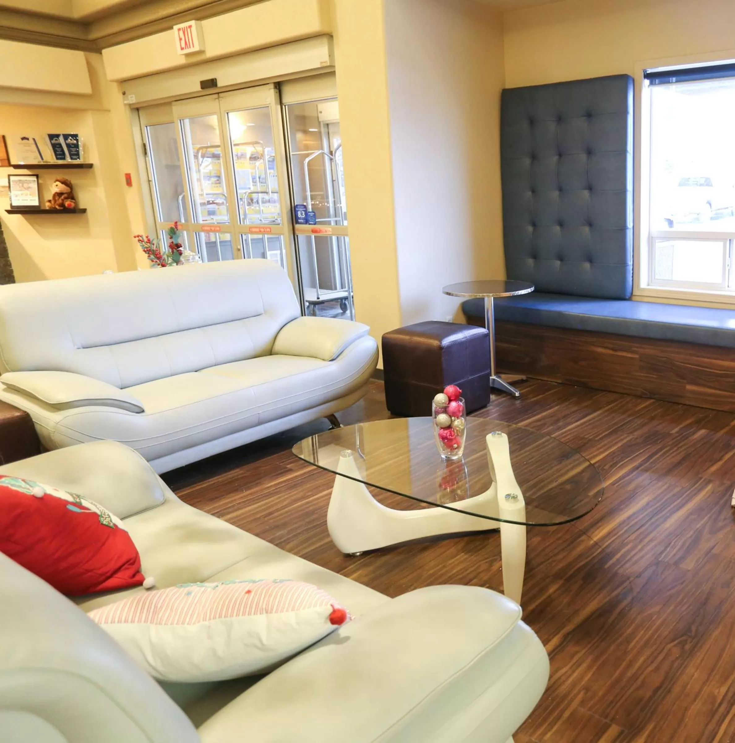 Lounge or bar in Days Inn by Wyndham Calgary Airport