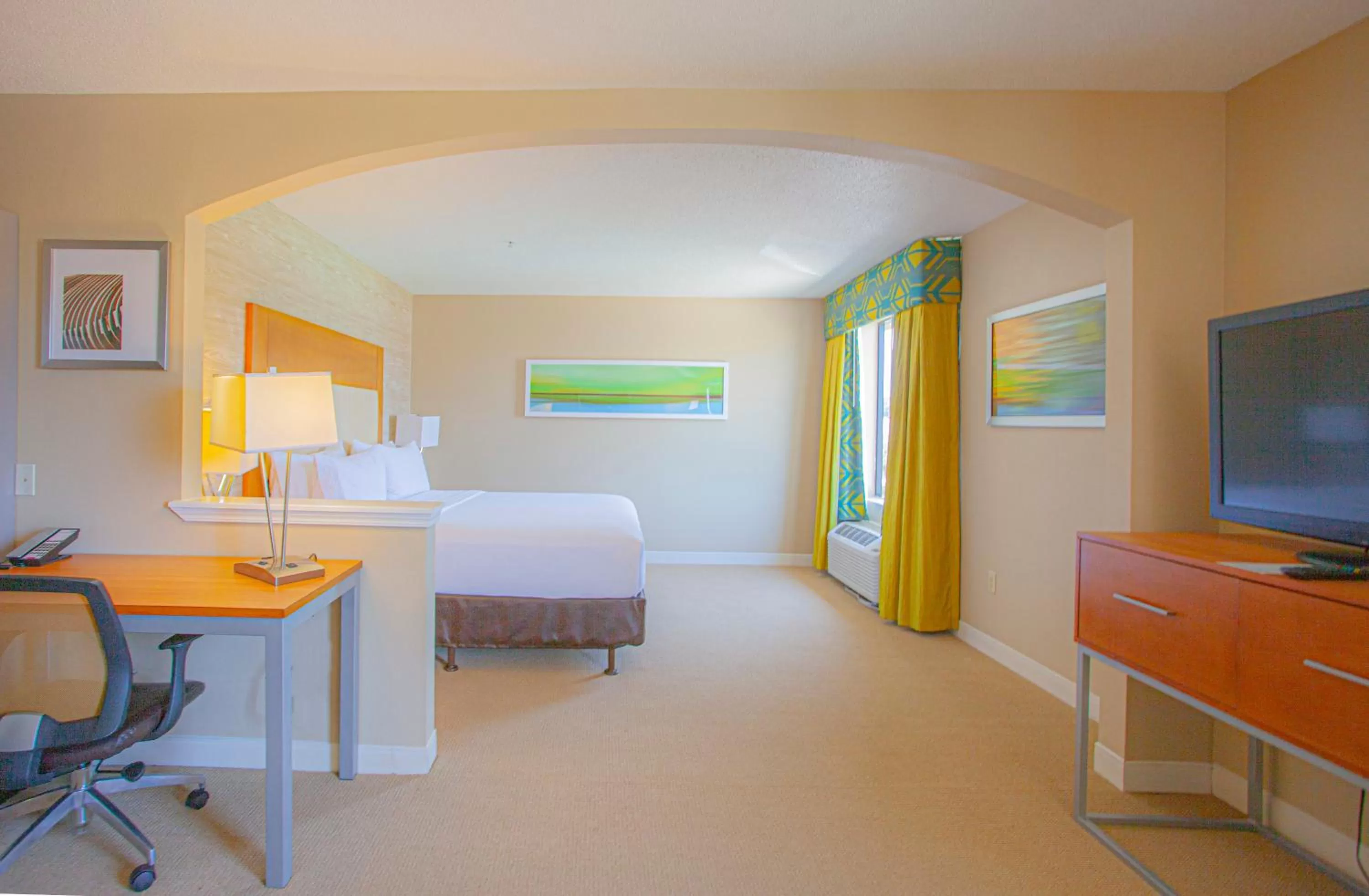 Photo of the whole room, Bed in Holiday Inn & Suites Spring - The Woodlands