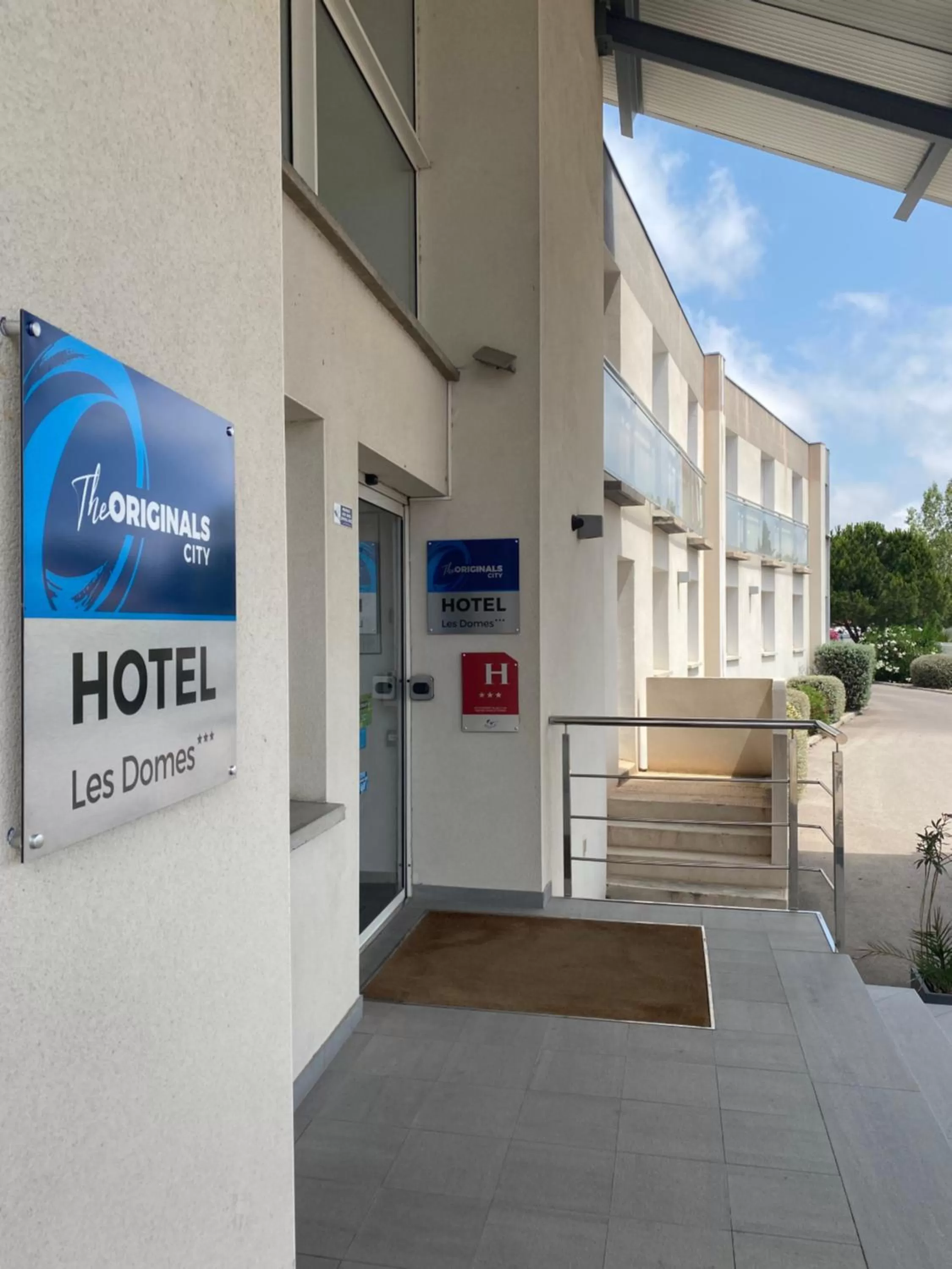 Facade/entrance in The Originals City, Hôtel Les Dômes, Perpignan Sud Saleilles