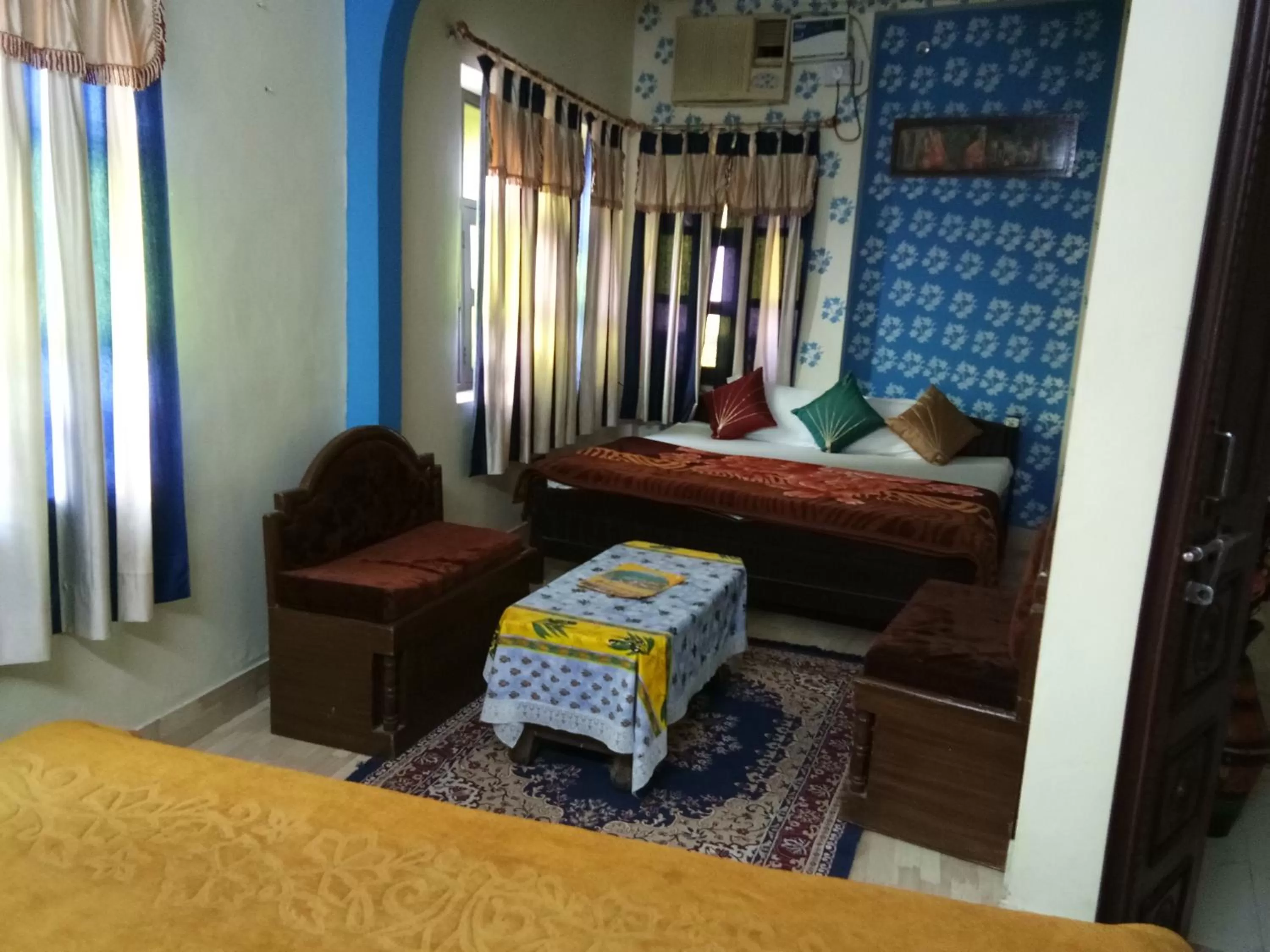Photo of the whole room, Bed in Haveli Taragarh Palace