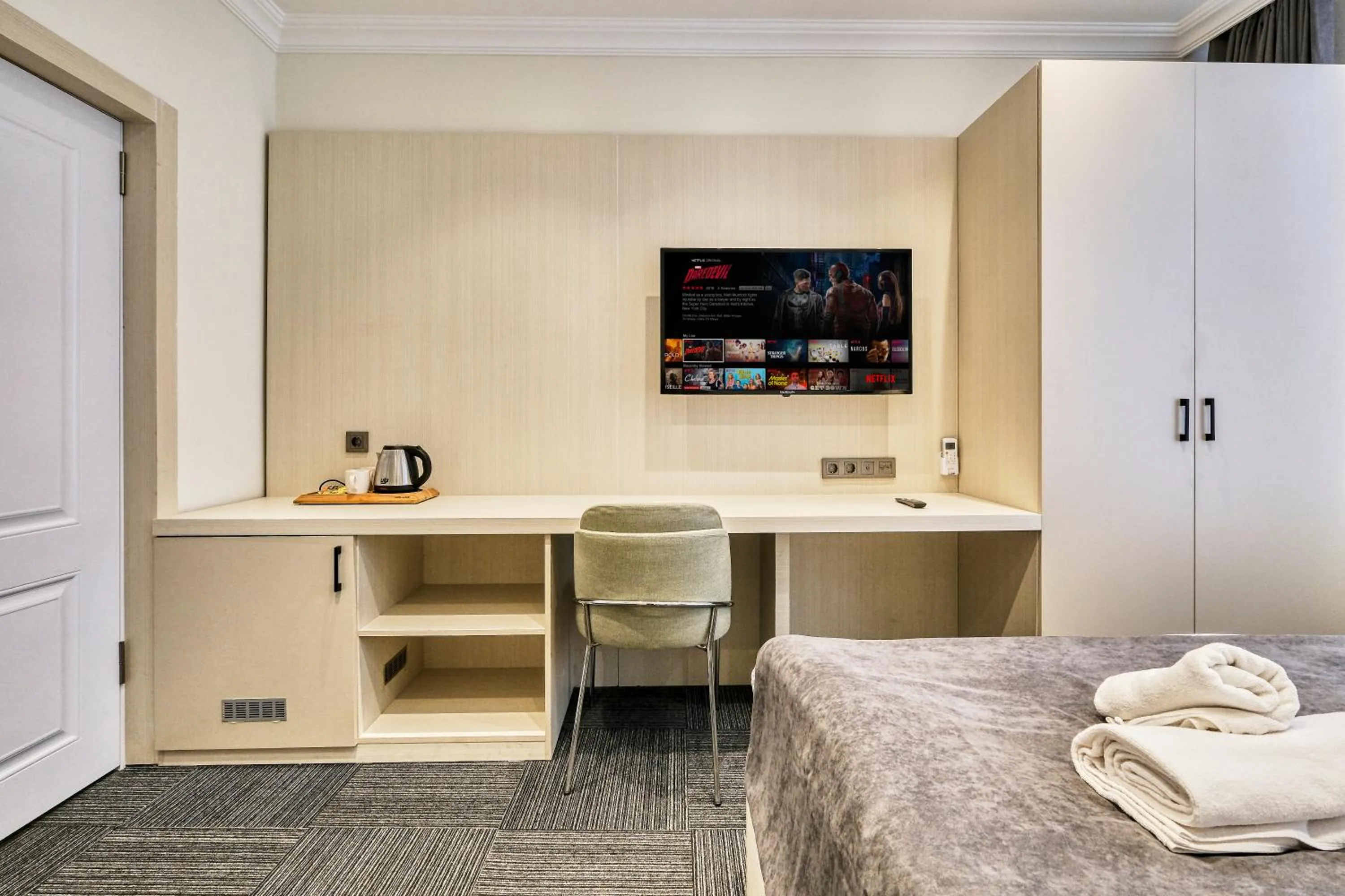 TV and multimedia, Bed in Hub Suite Istanbul