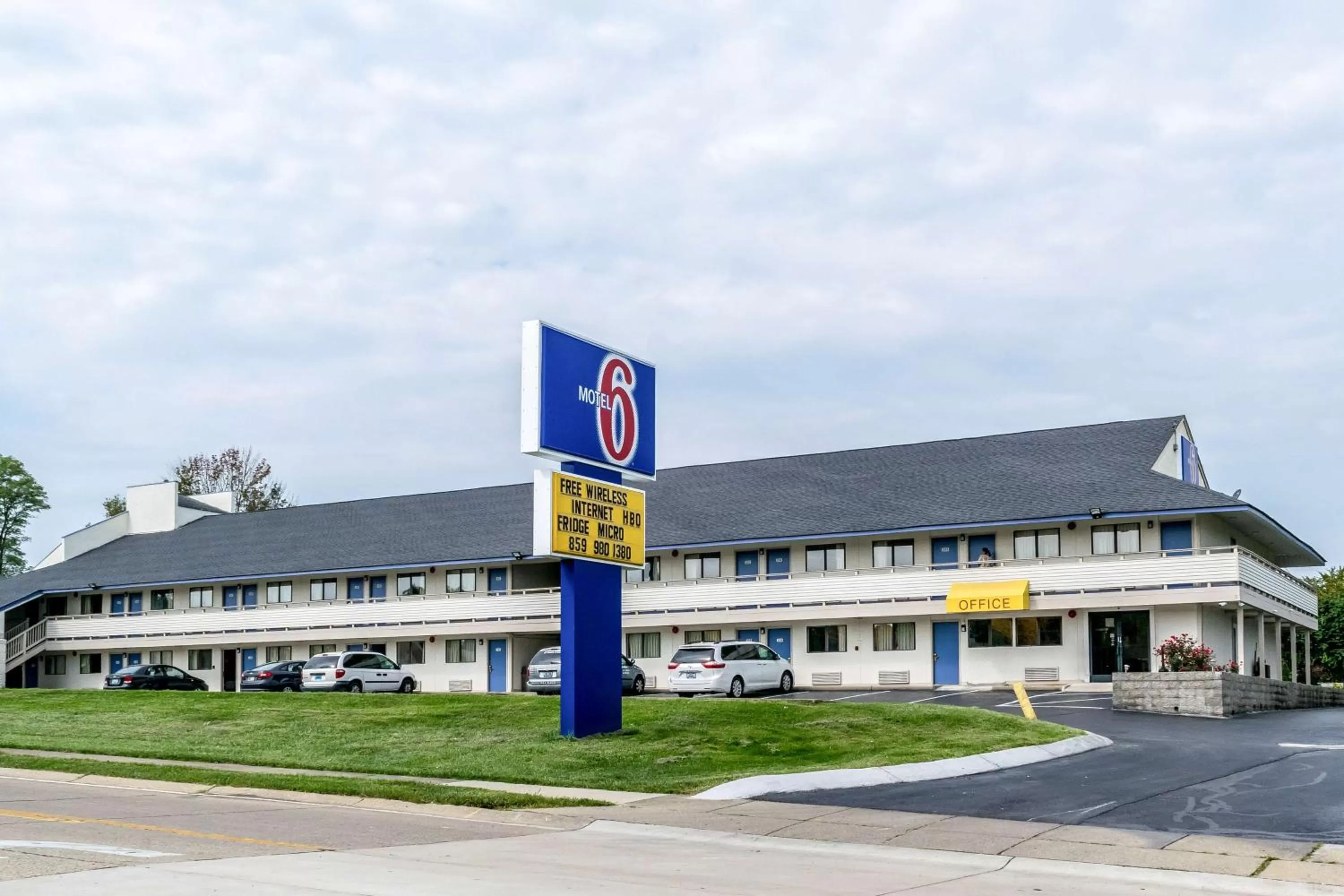 Property building in Motel 6 Florence, KY - Cincinnati Airport